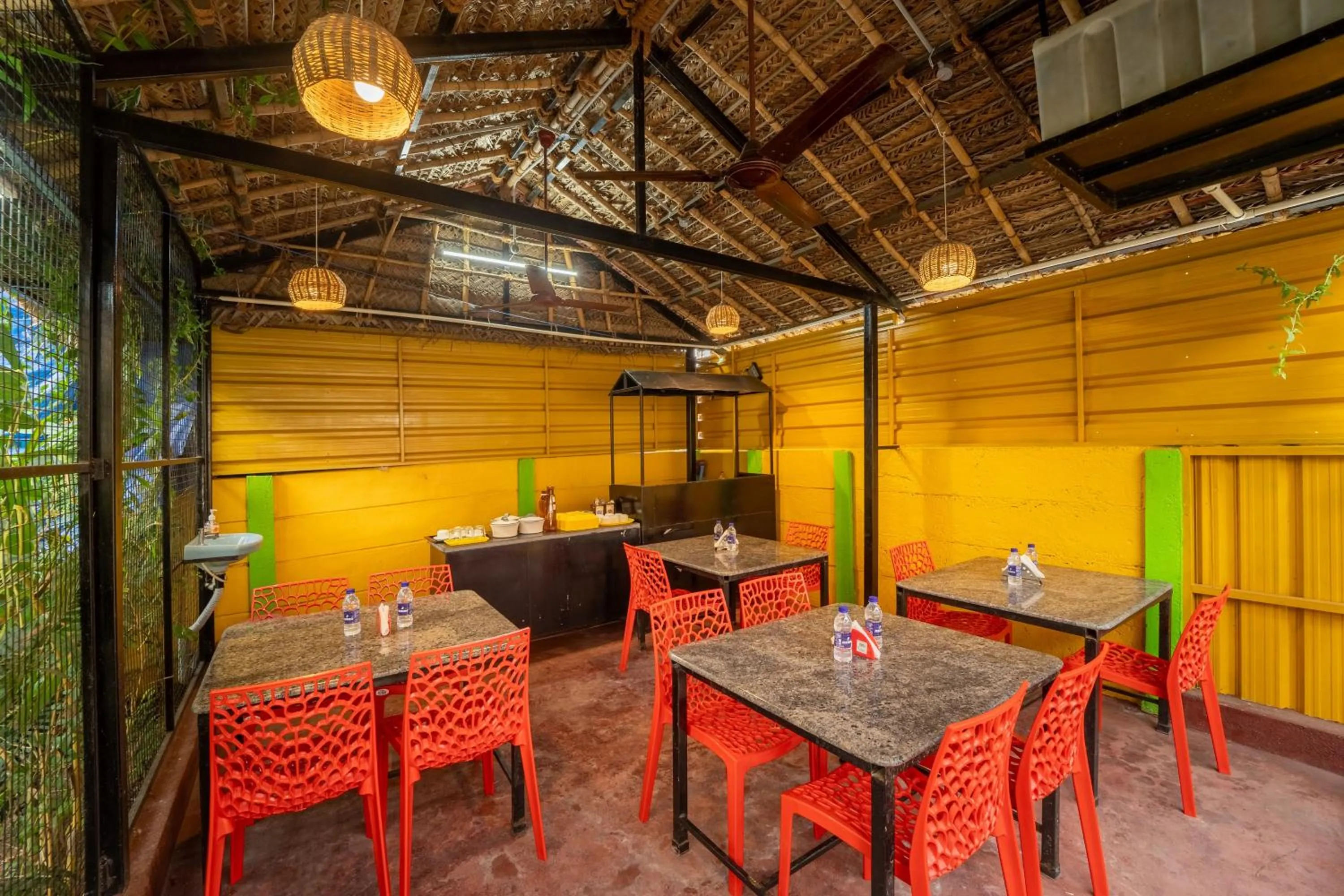 Restaurant/places to eat in Pondy Stay