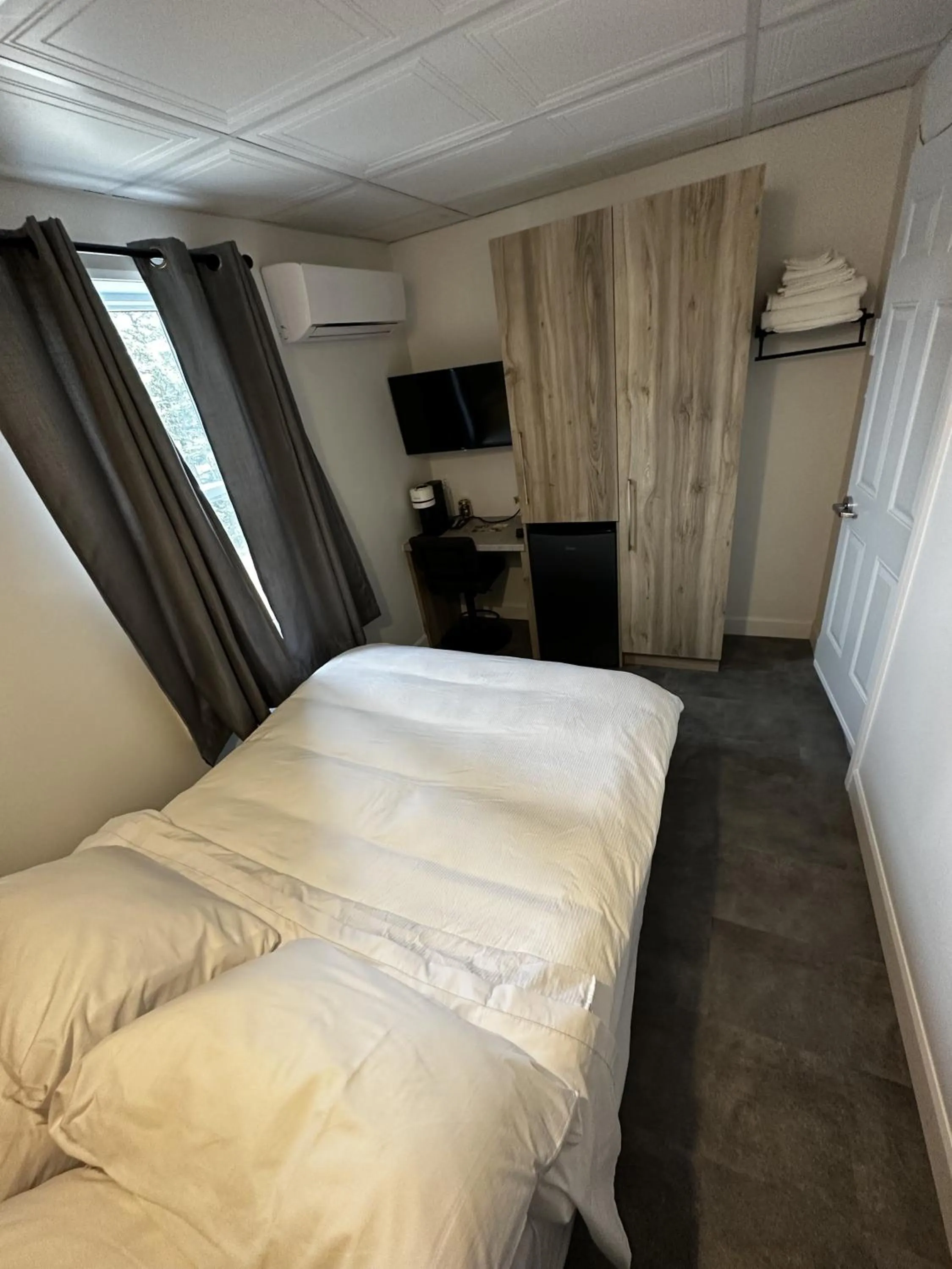 Photo of the whole room, Bed in Le Chambreur