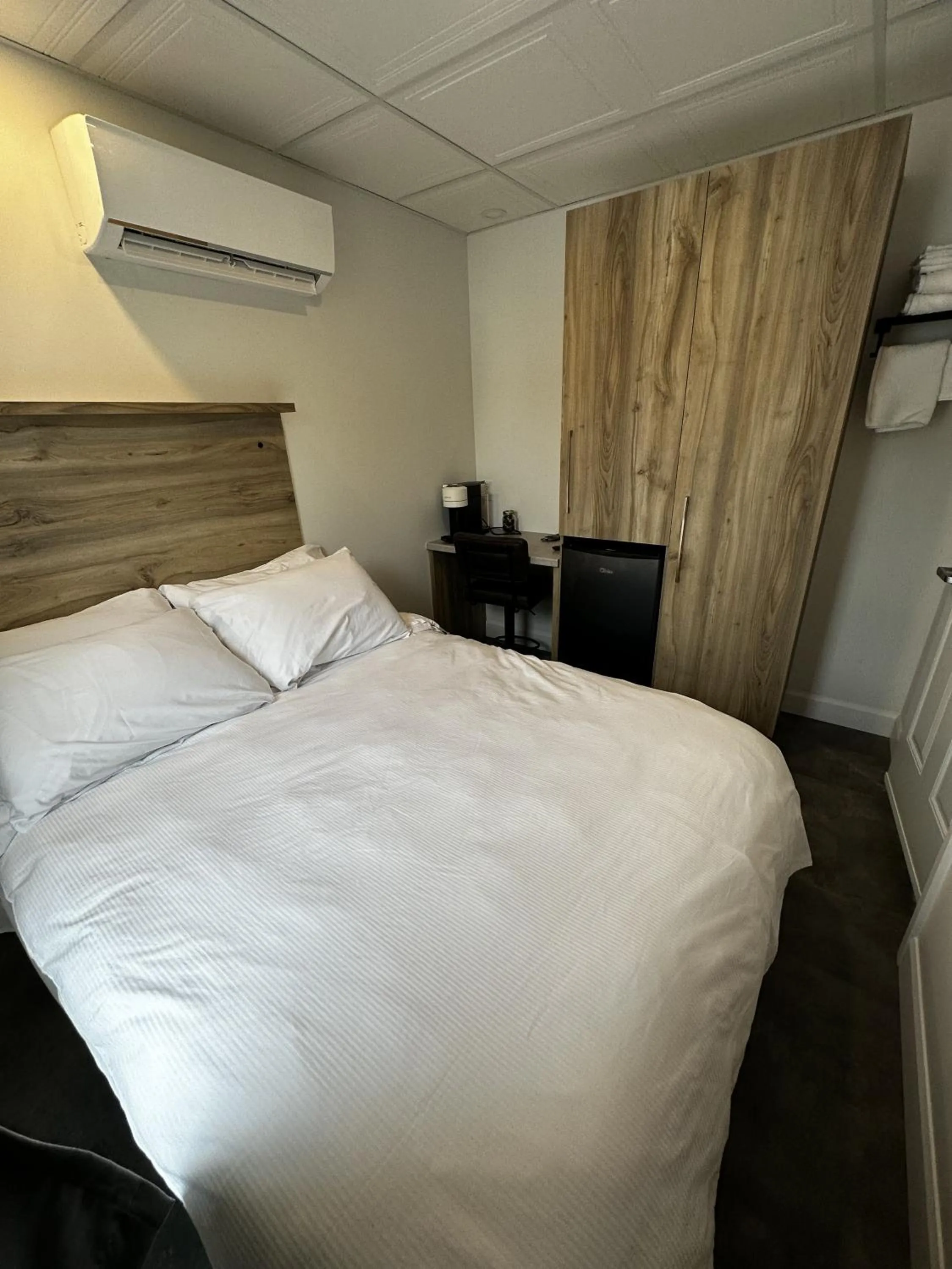 Photo of the whole room, Bed in Le Chambreur