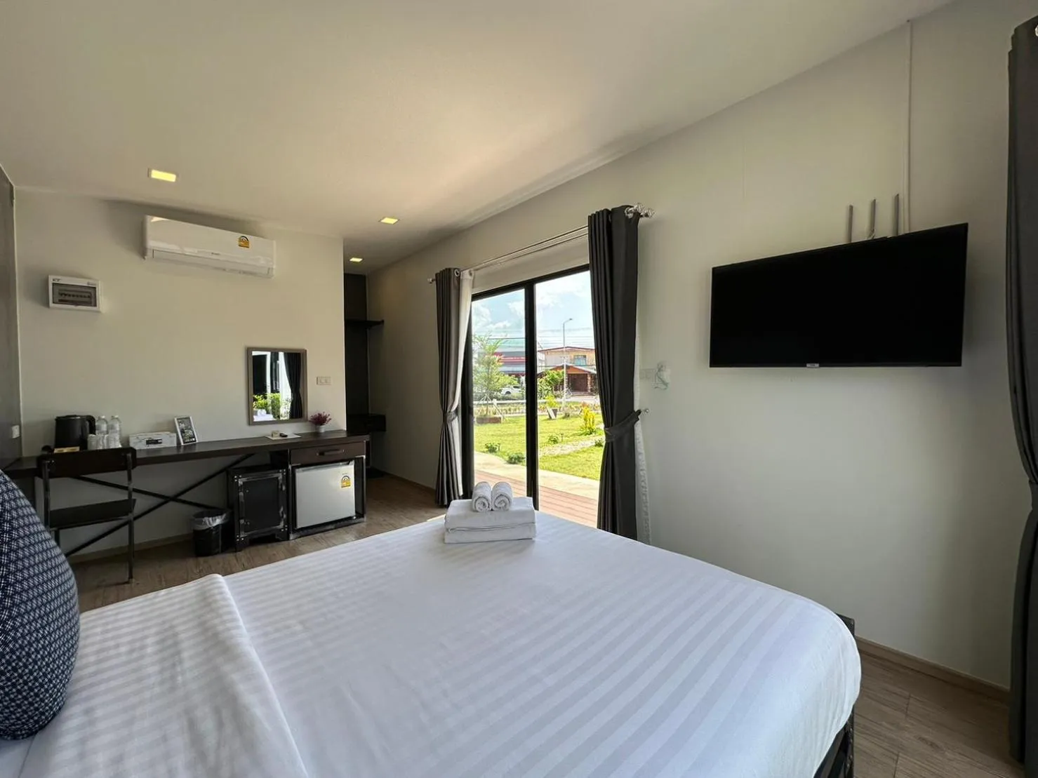 Communal lounge/ TV room, Bed in Na Khonglong