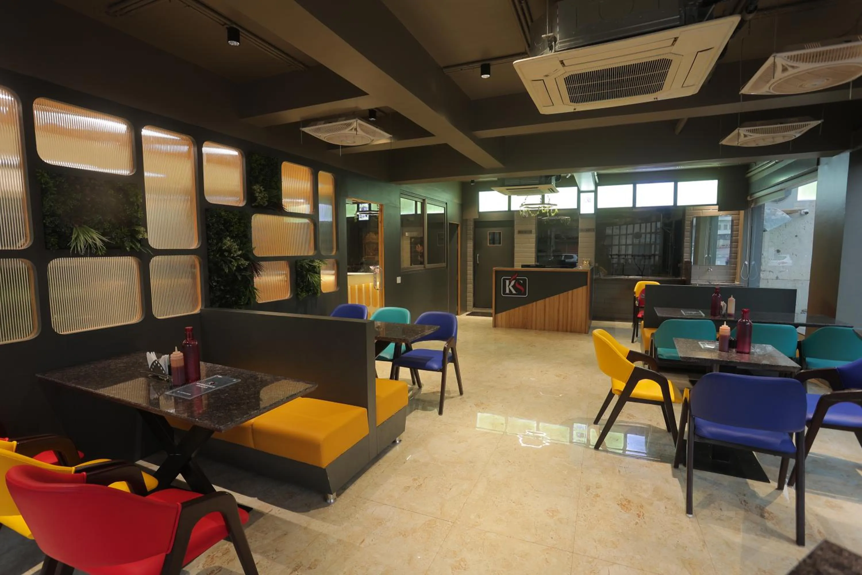 Restaurant/places to eat in Hotel Shayan Inn