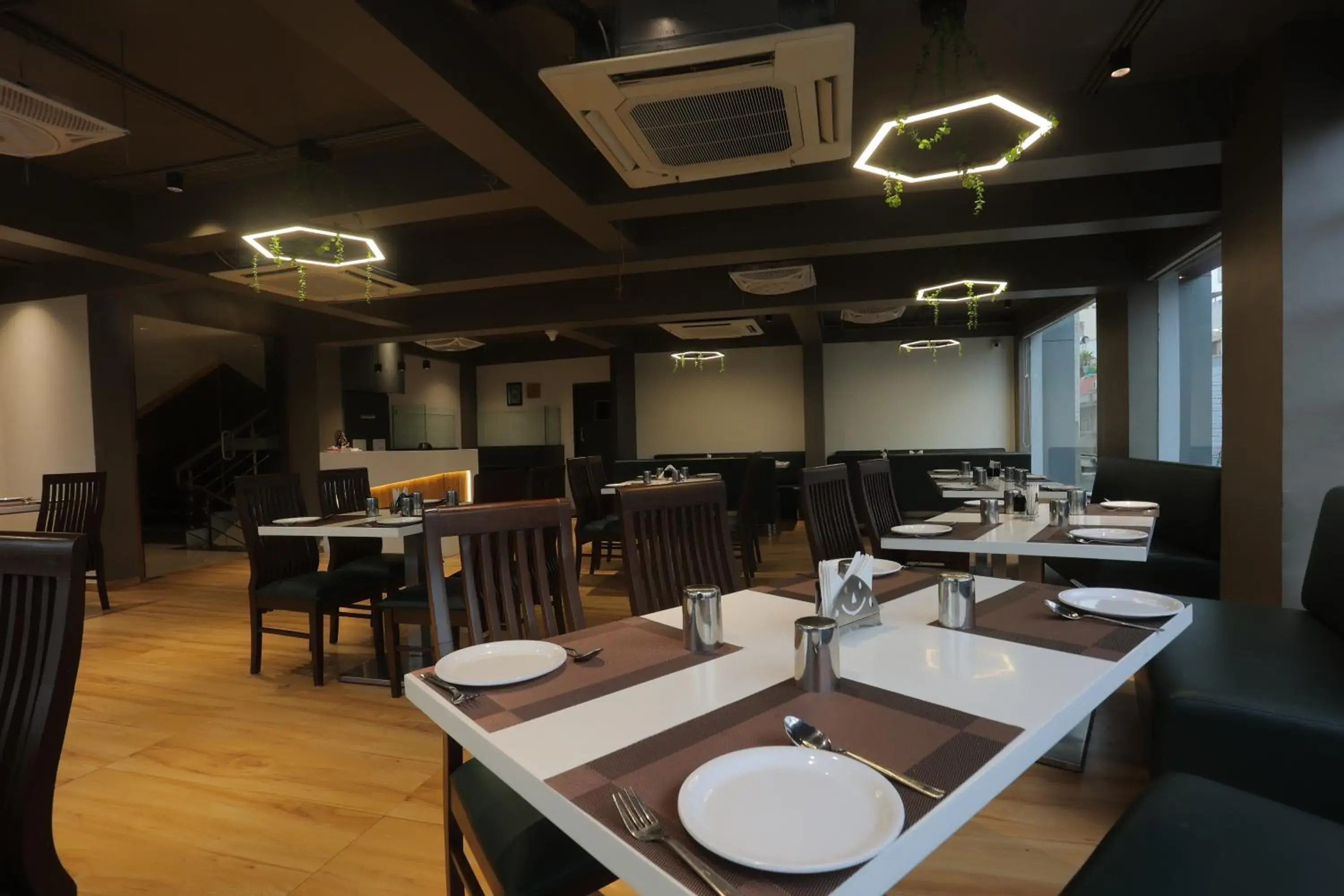 Restaurant/places to eat in Hotel Shayan Inn Restaurant/places to eat in Hotel Shayan Inn