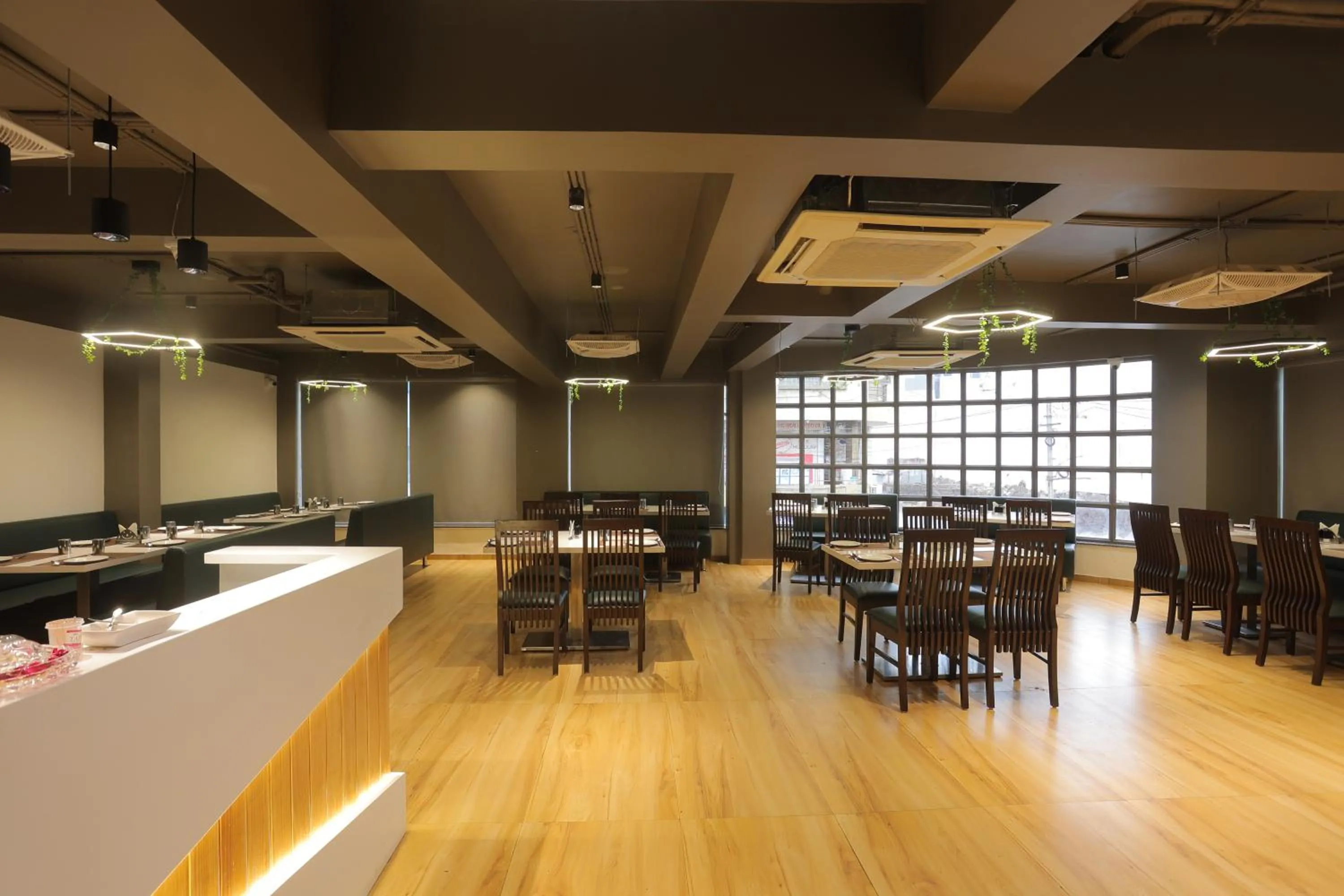 Restaurant/places to eat in Hotel Shayan Inn