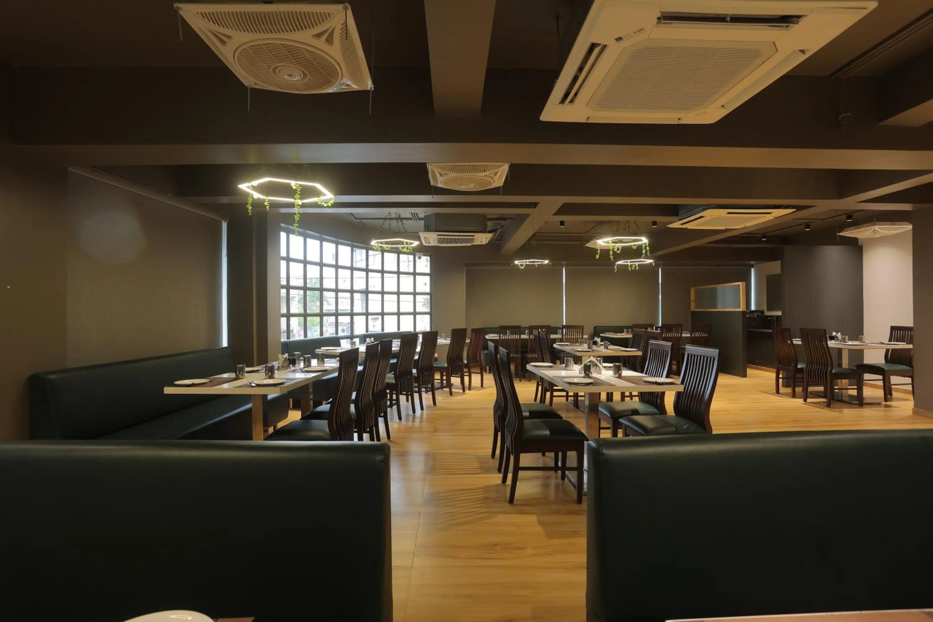 Restaurant/places to eat in Hotel Shayan Inn
