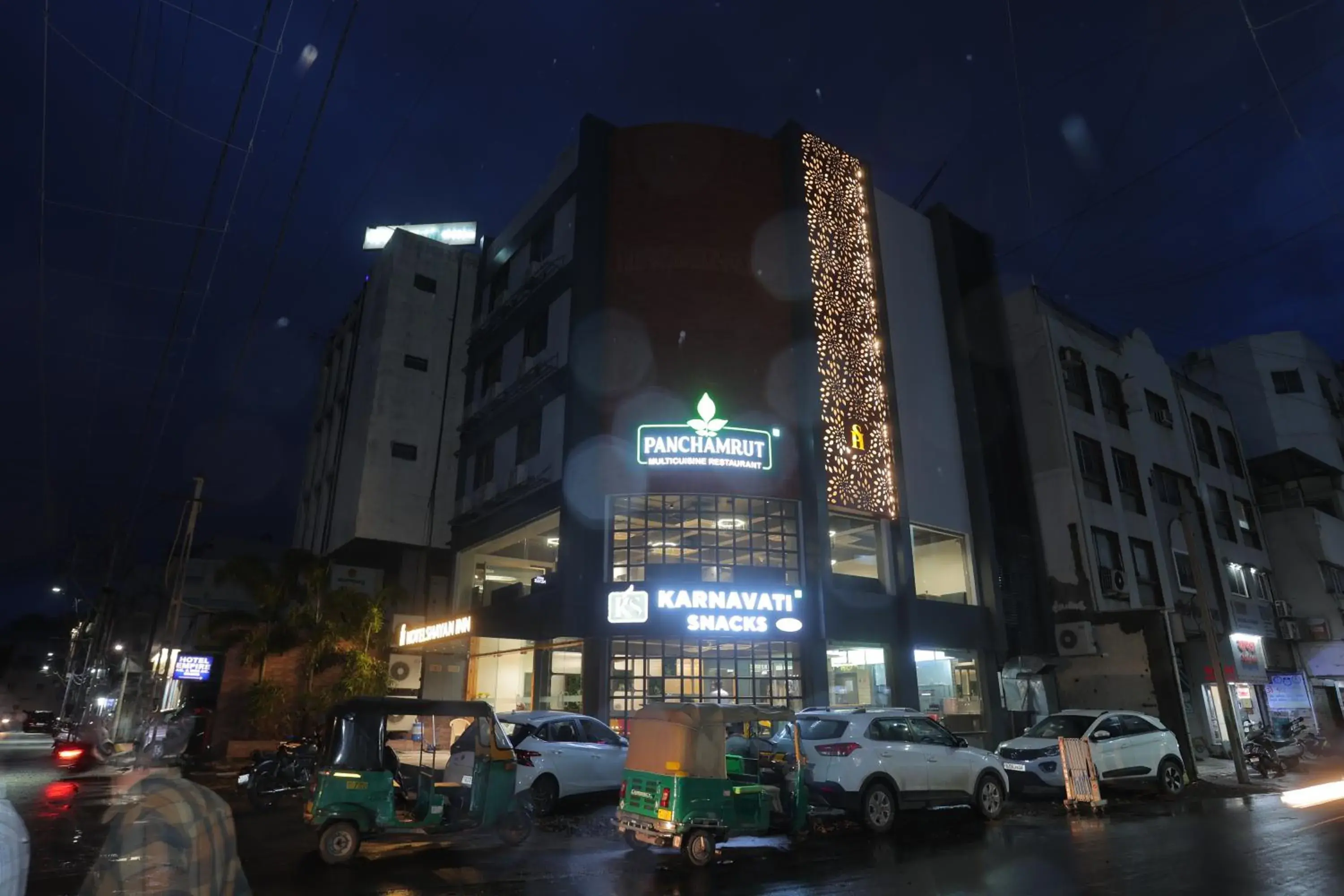 Property building in Hotel Shayan Inn Property building in Hotel Shayan Inn