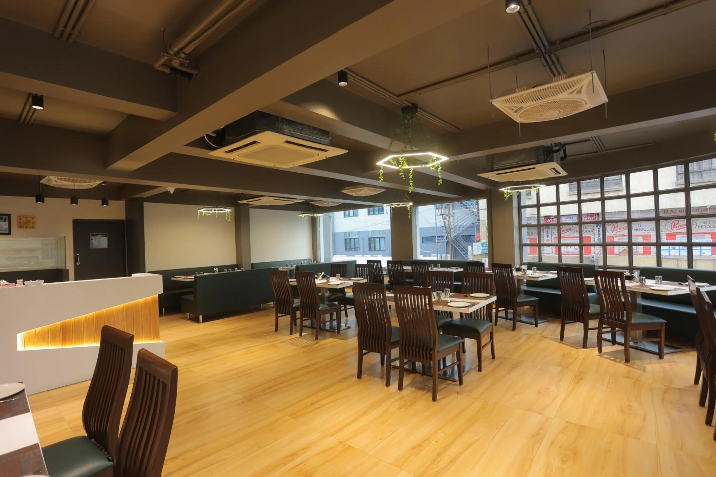 Restaurant/places to eat in Hotel Shayan Inn