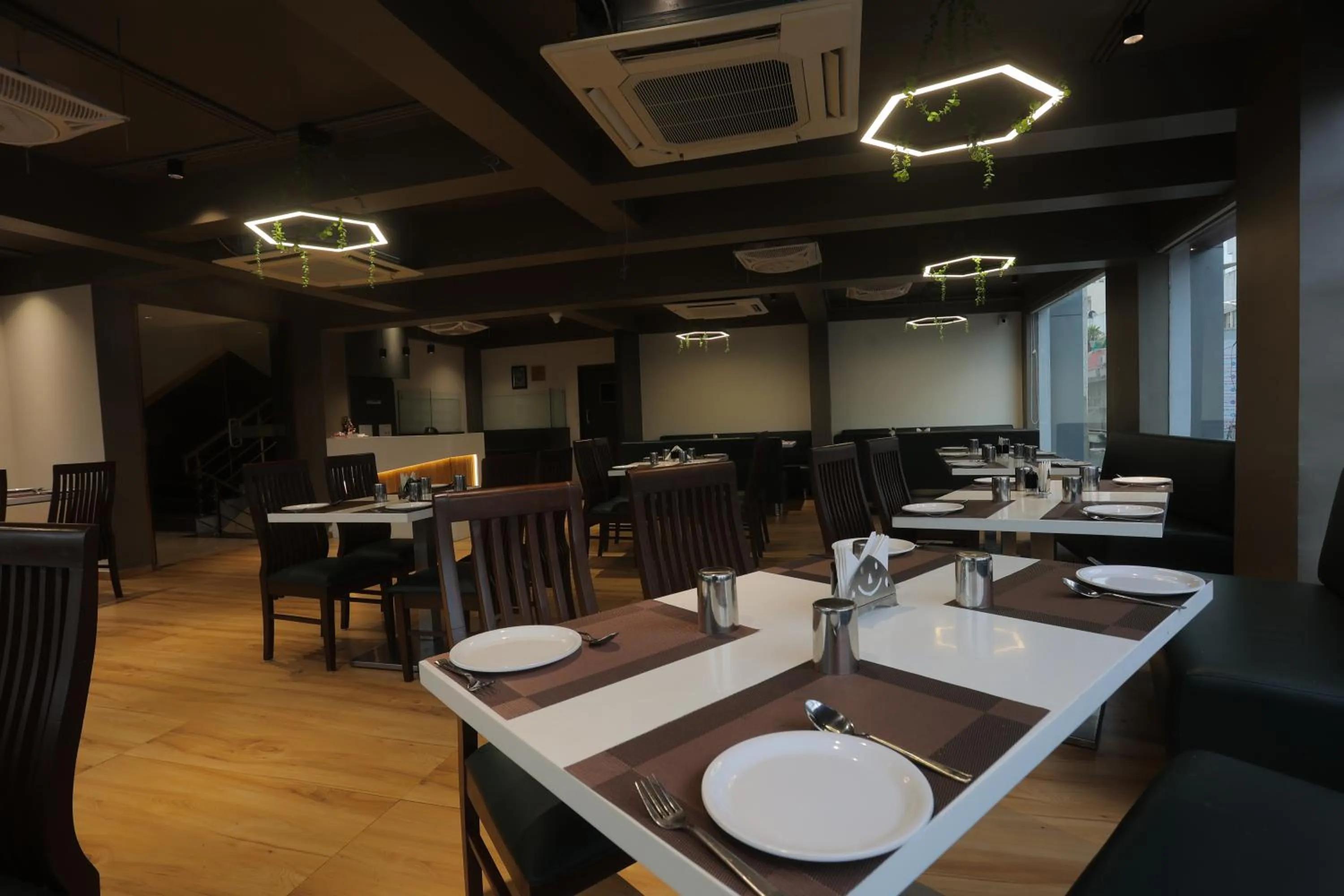 Restaurant/places to eat in Hotel Shayan Inn