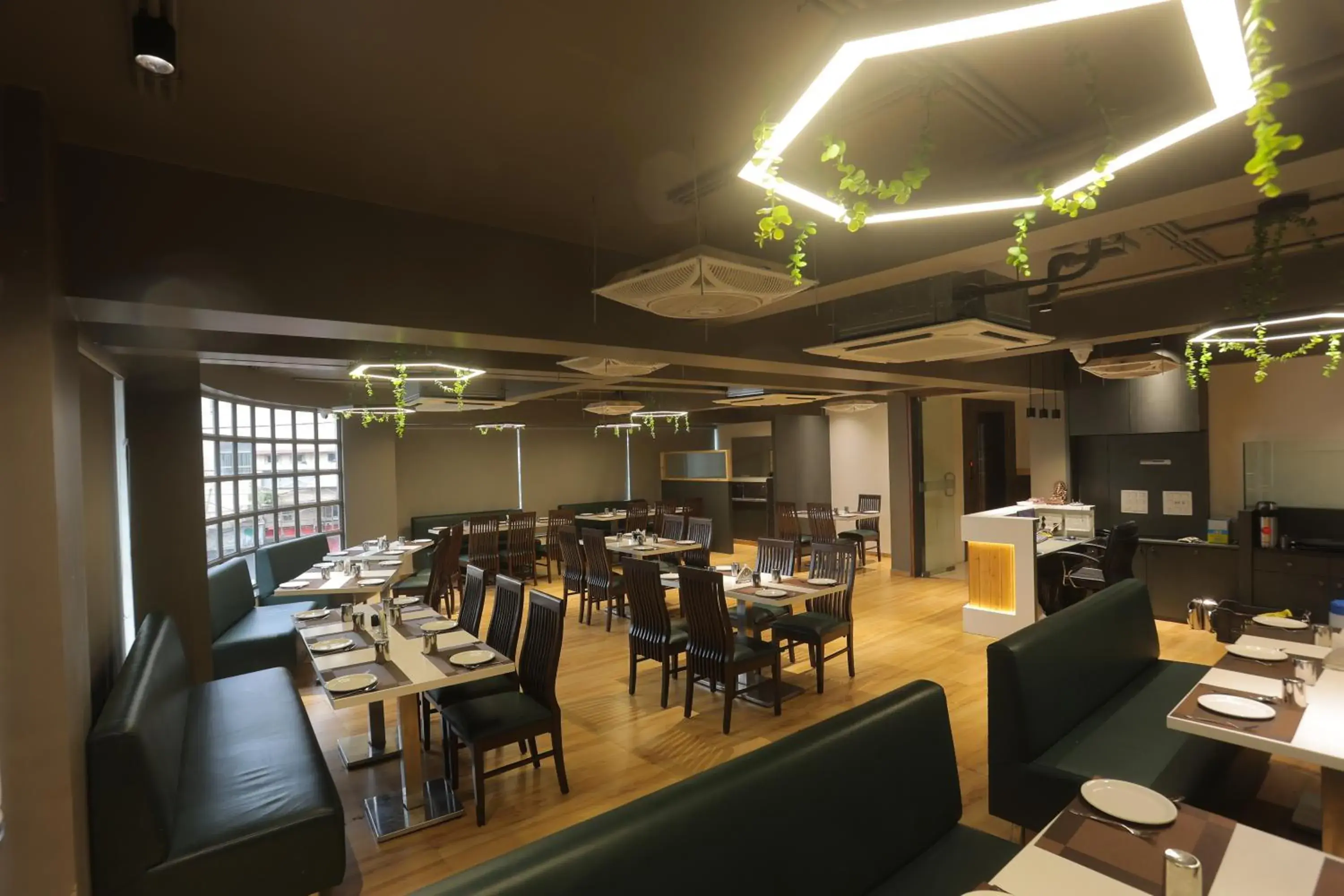 Restaurant/places to eat in Hotel Shayan Inn Restaurant/places to eat in Hotel Shayan Inn