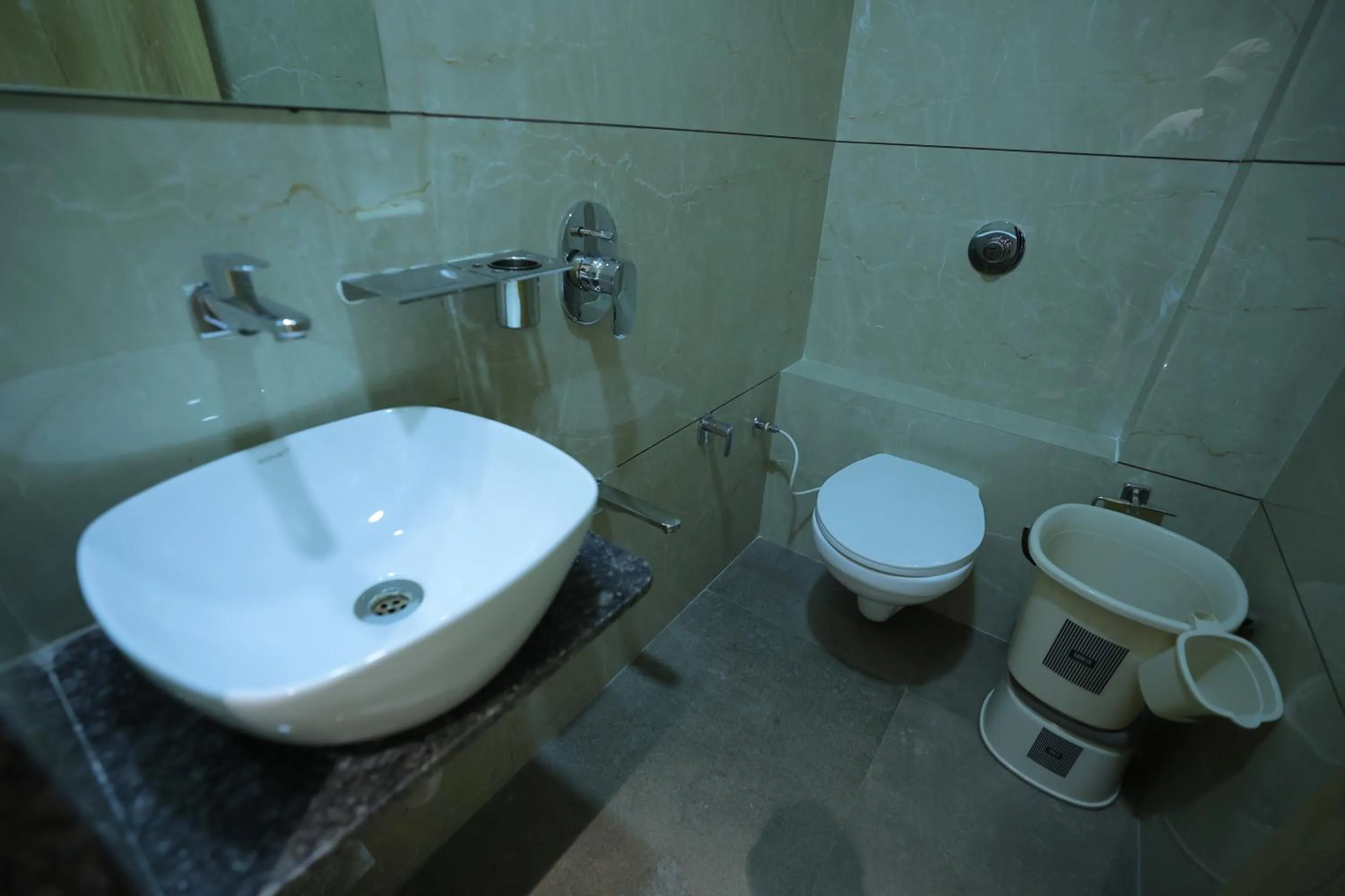 Shower in Hotel Shayan Inn