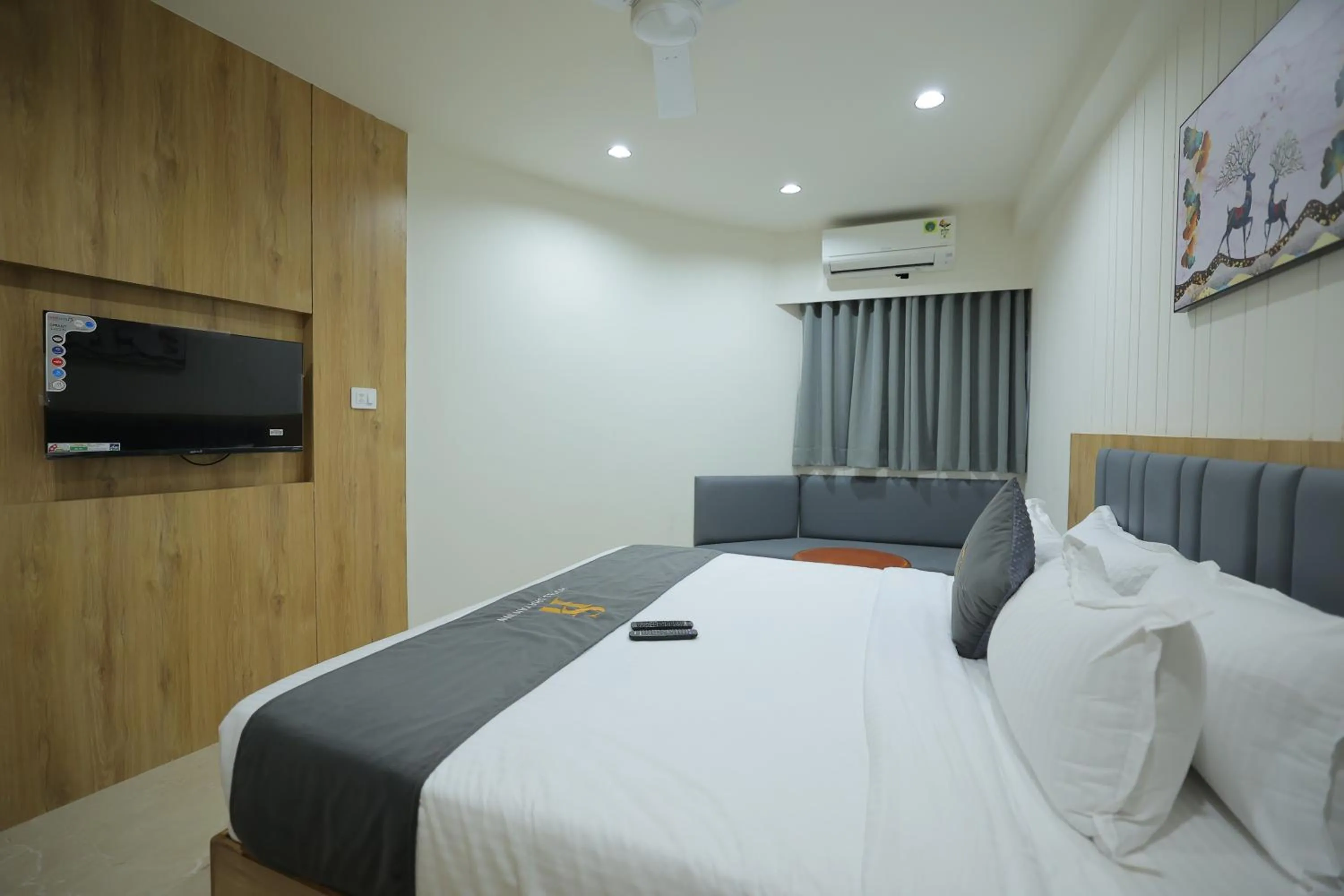 Communal lounge/ TV room, Bed in Hotel Shayan Inn