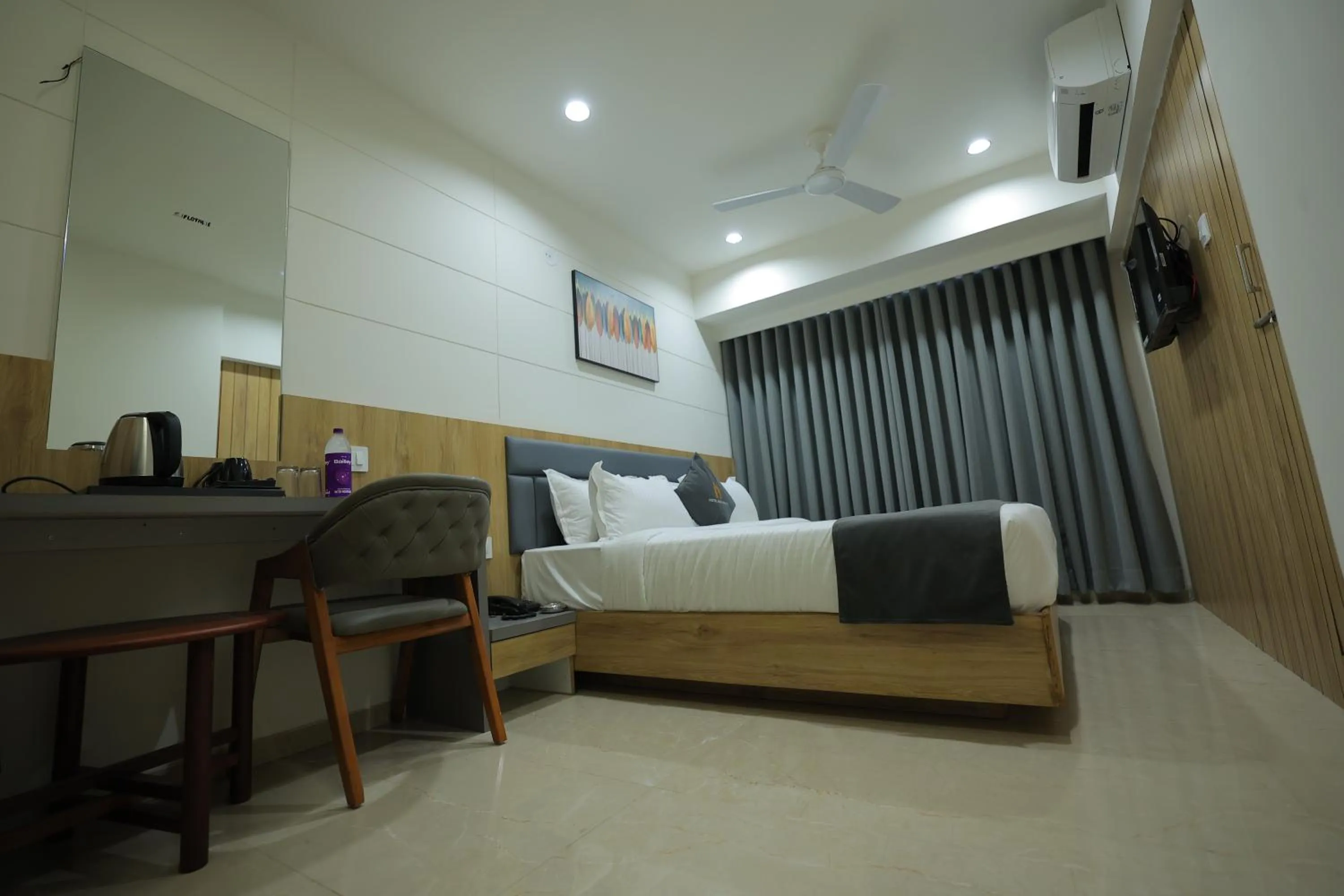 Bed in Hotel Shayan Inn