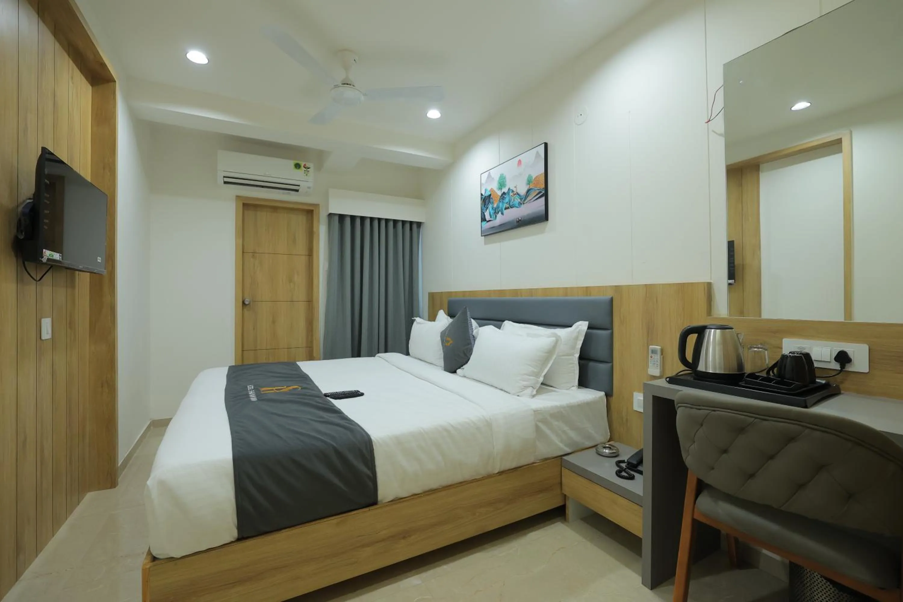 Bed in Hotel Shayan Inn