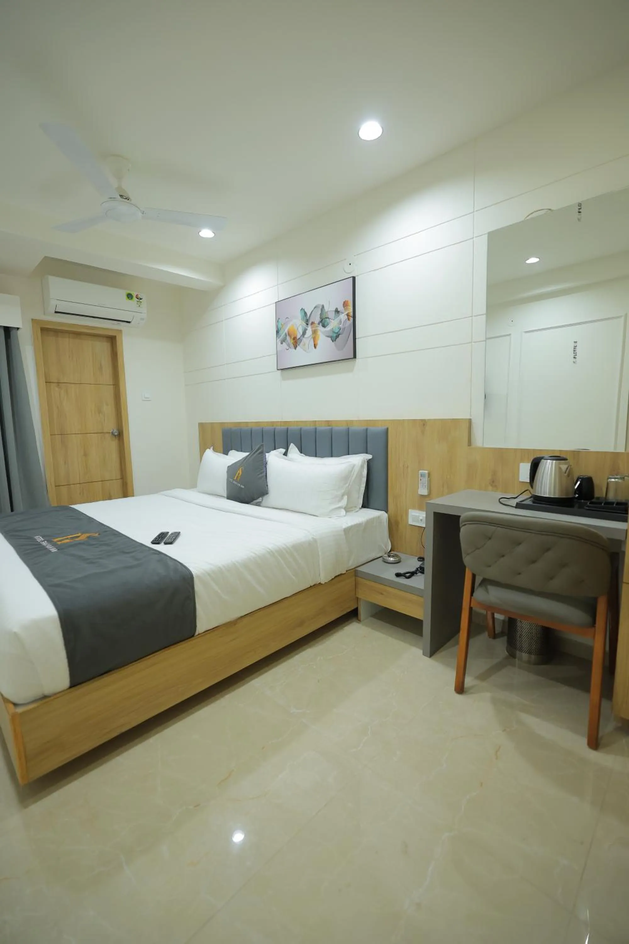 Bed in Hotel Shayan Inn