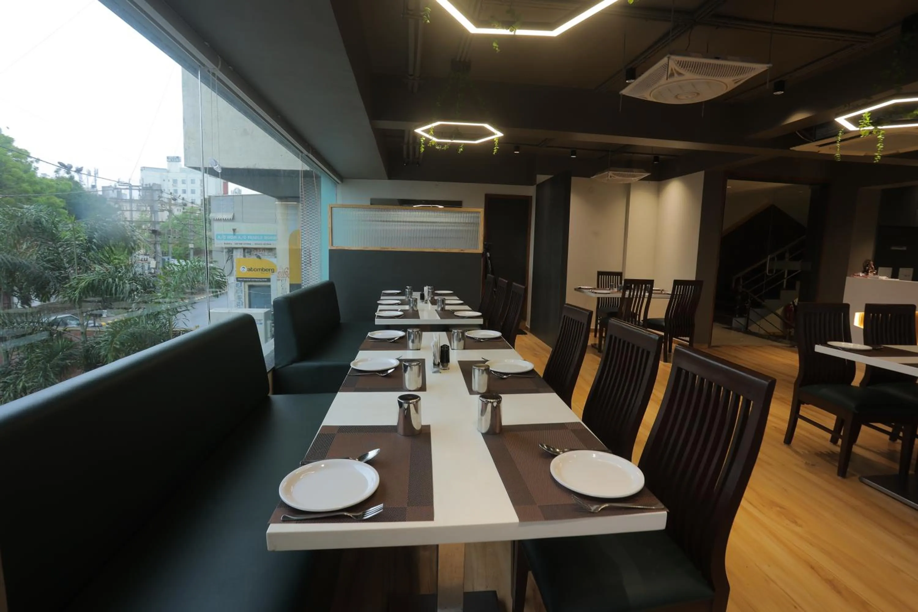 Restaurant/places to eat in Hotel Shayan Inn