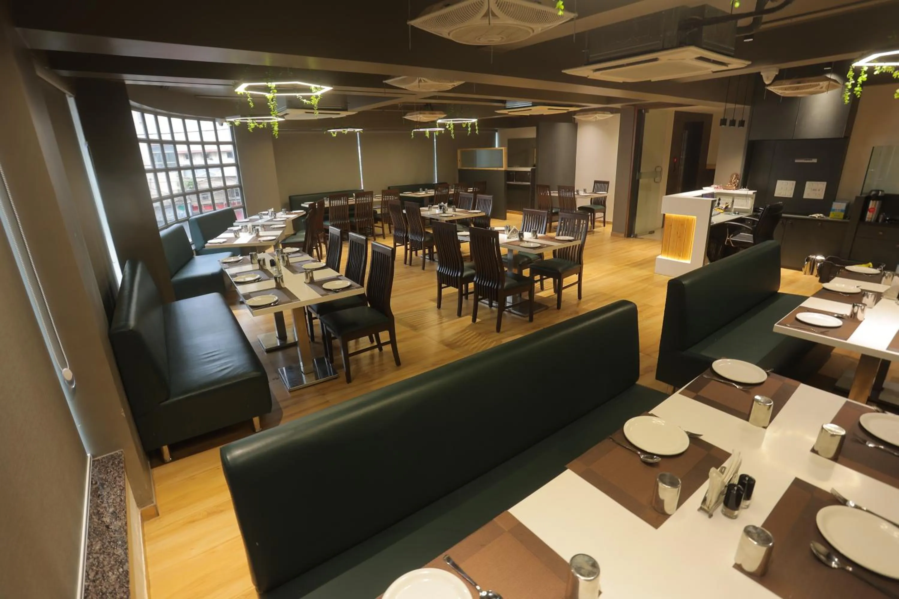 Restaurant/places to eat in Hotel Shayan Inn
