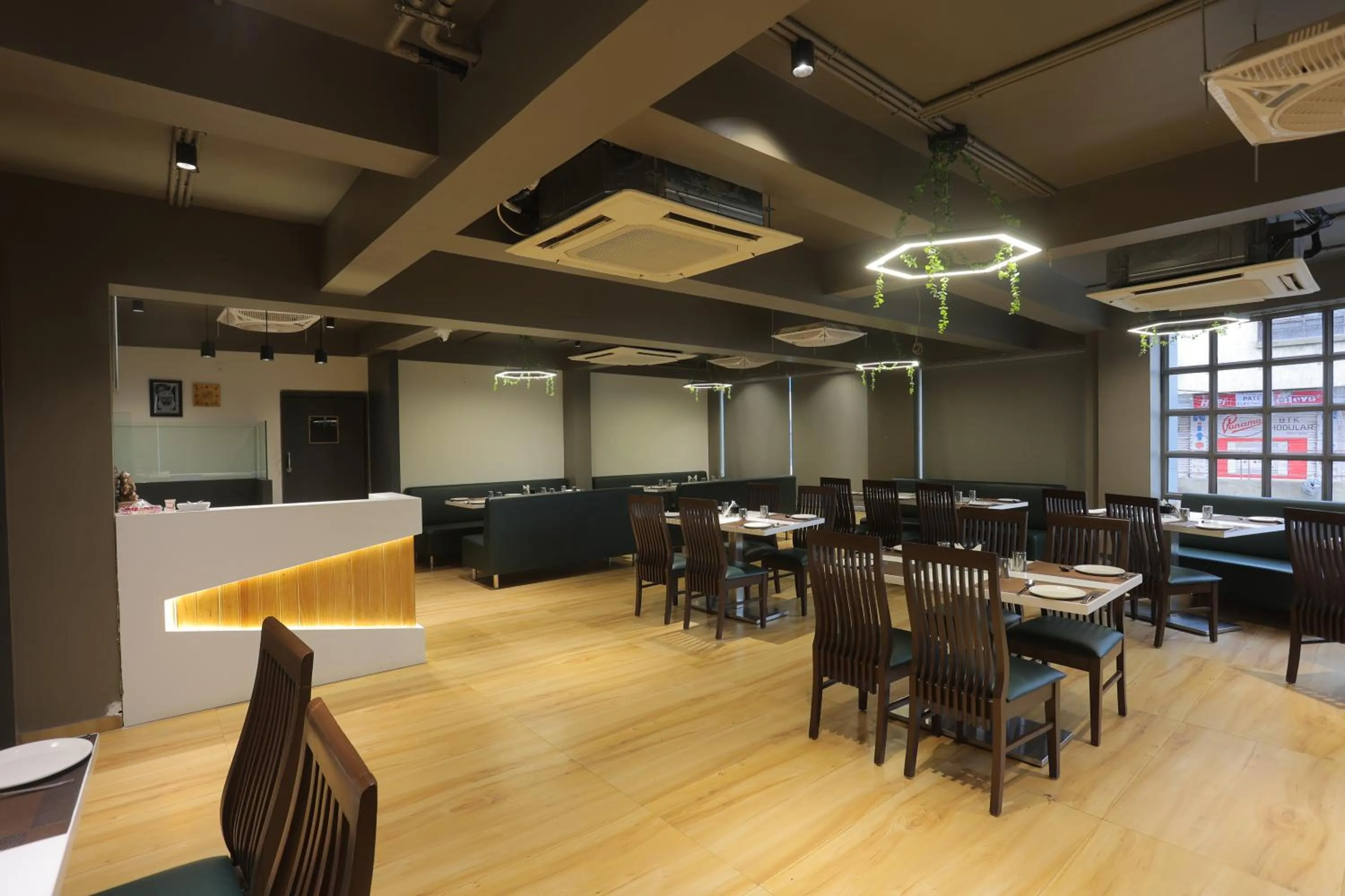 Restaurant/places to eat in Hotel Shayan Inn