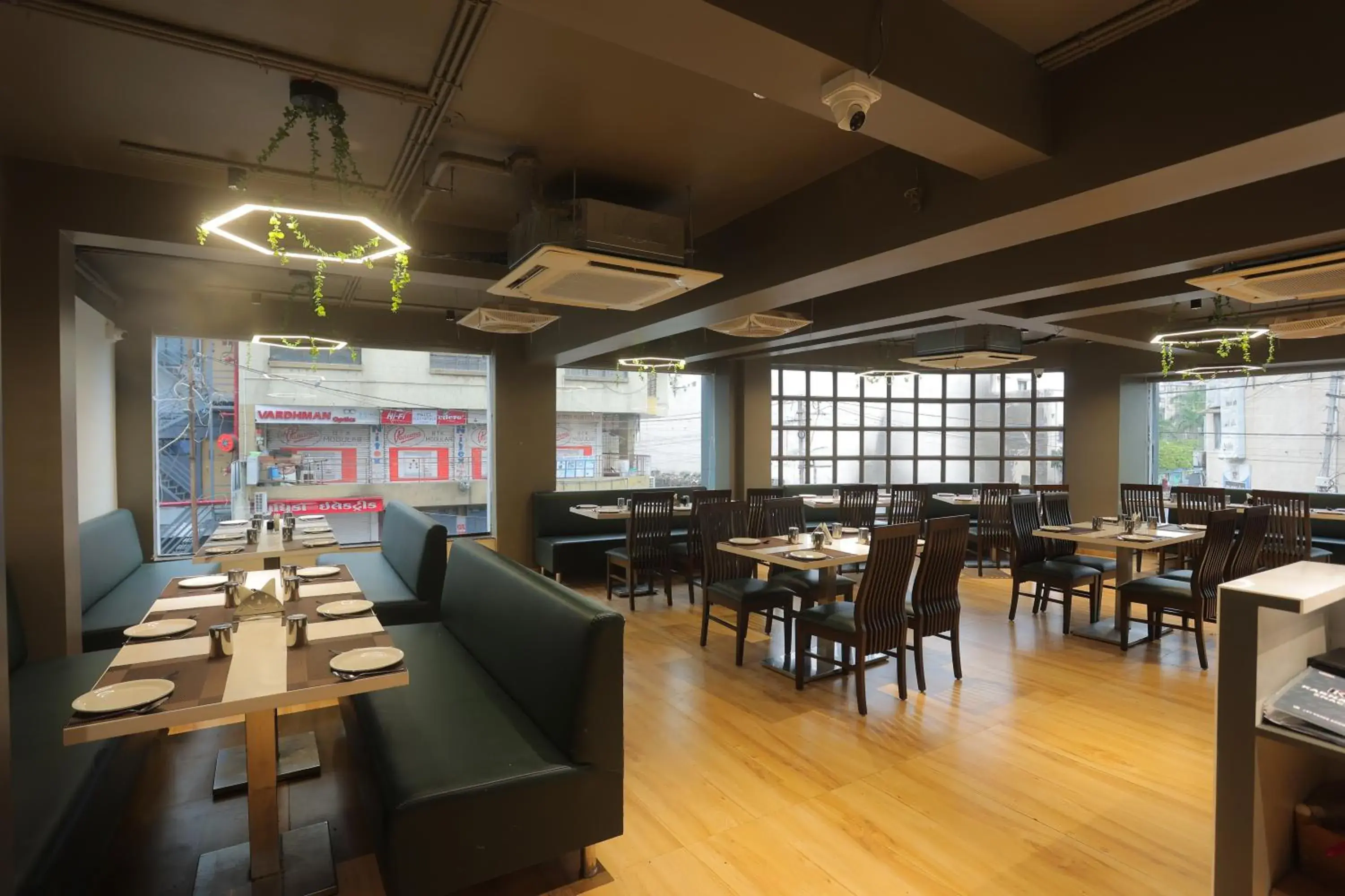 Restaurant/places to eat in Hotel Shayan Inn Restaurant/places to eat in Hotel Shayan Inn