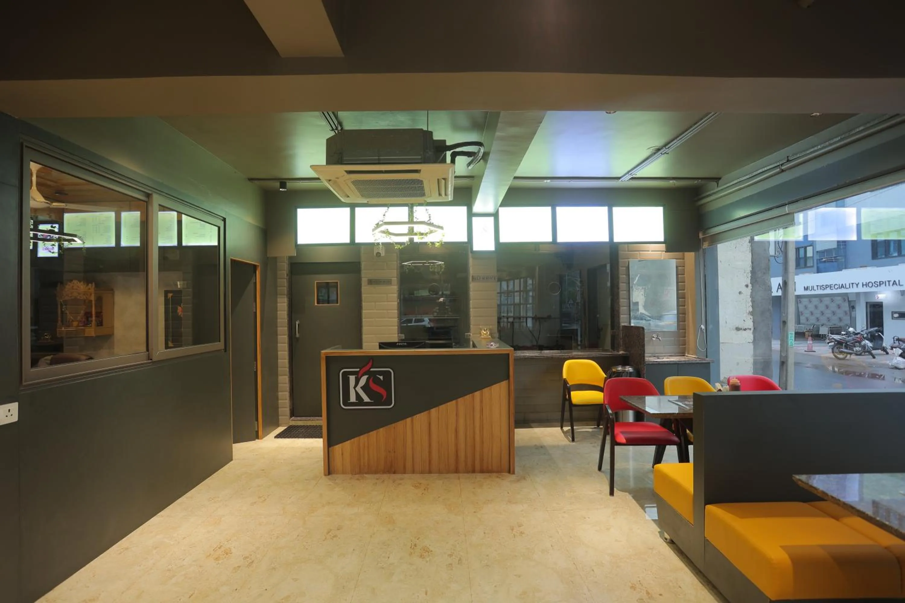 Restaurant/places to eat in Hotel Shayan Inn