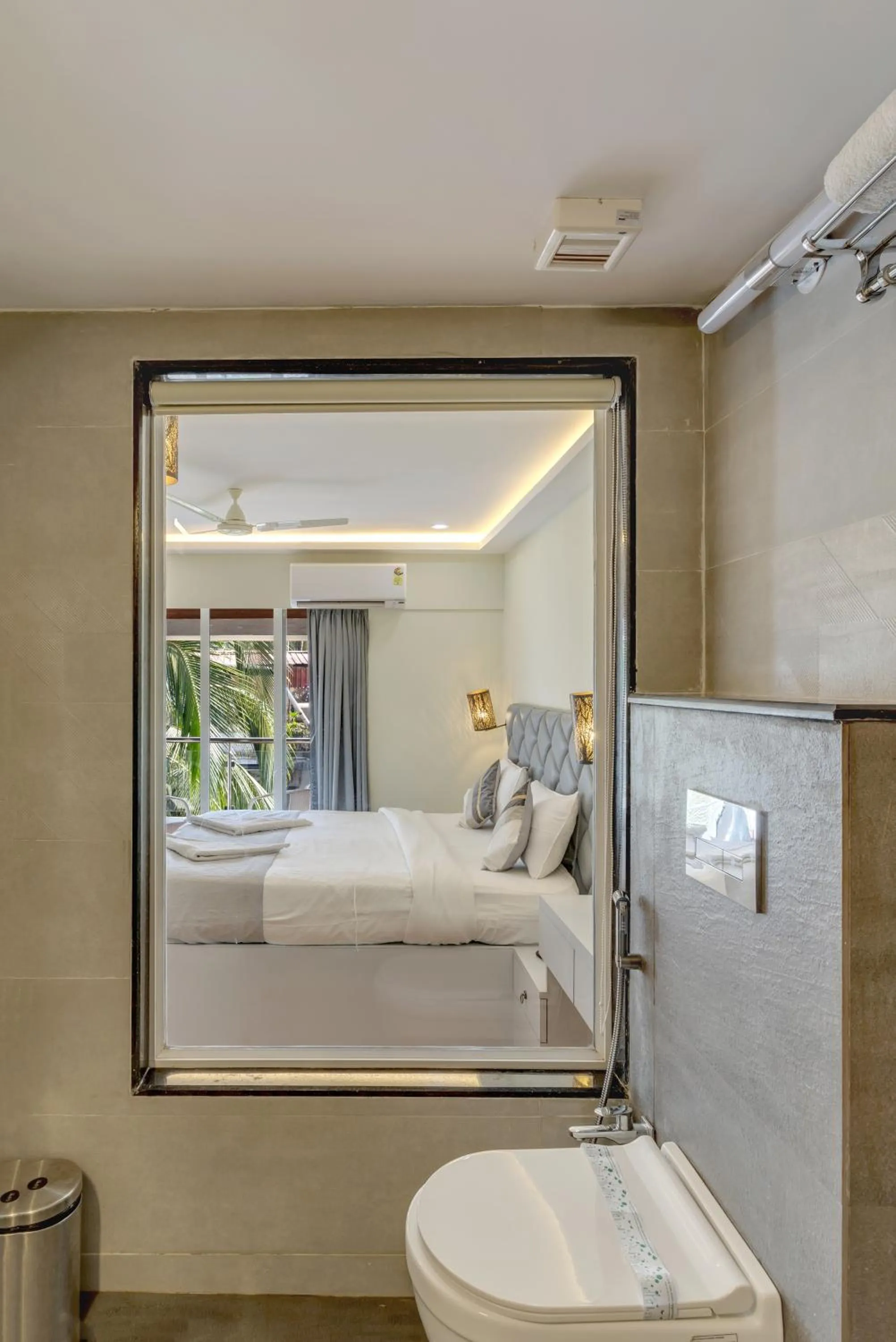 Bathroom, Bed in La baga Beach Hotel