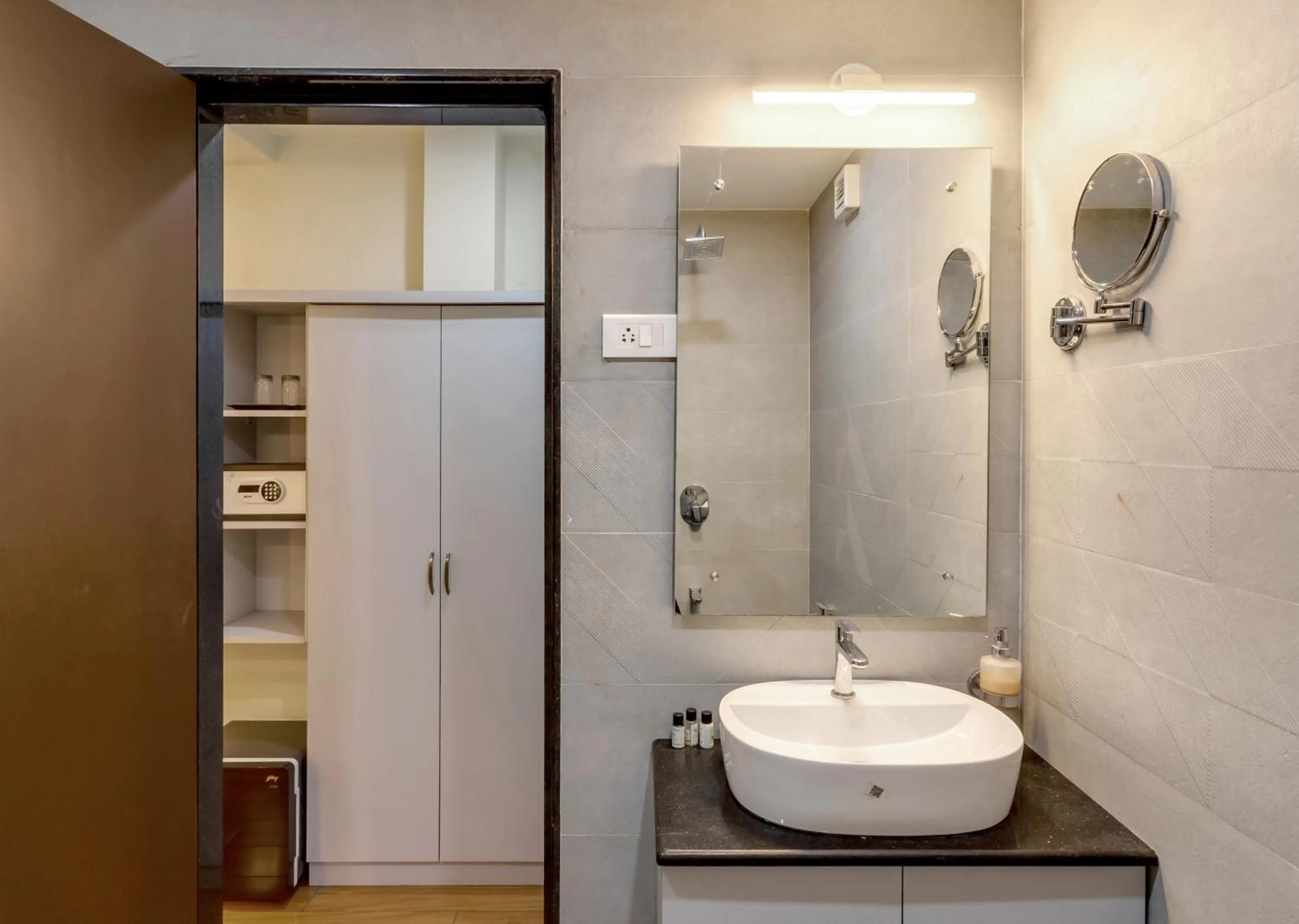 Shower in La baga Beach Hotel