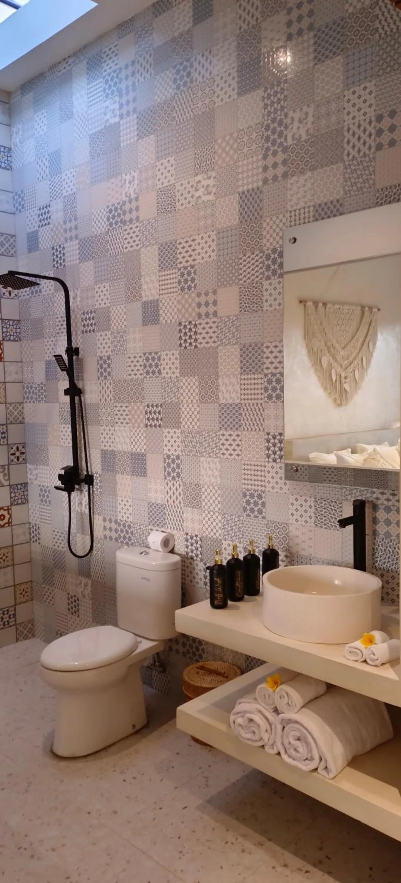 Shower in FULLMOON CANGGU Nelayan