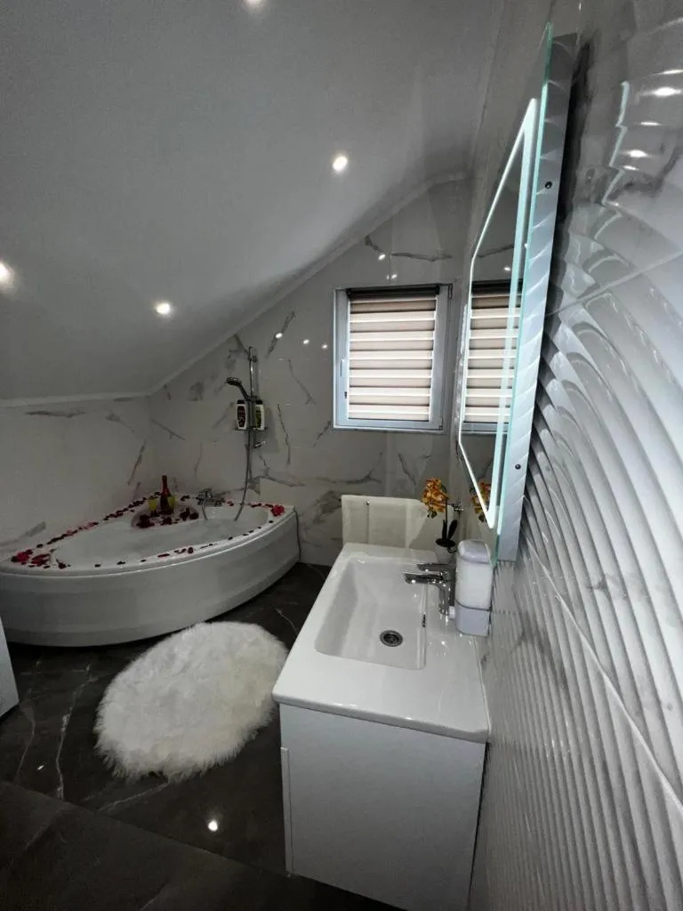 Bed in Luxury Apartment Megy