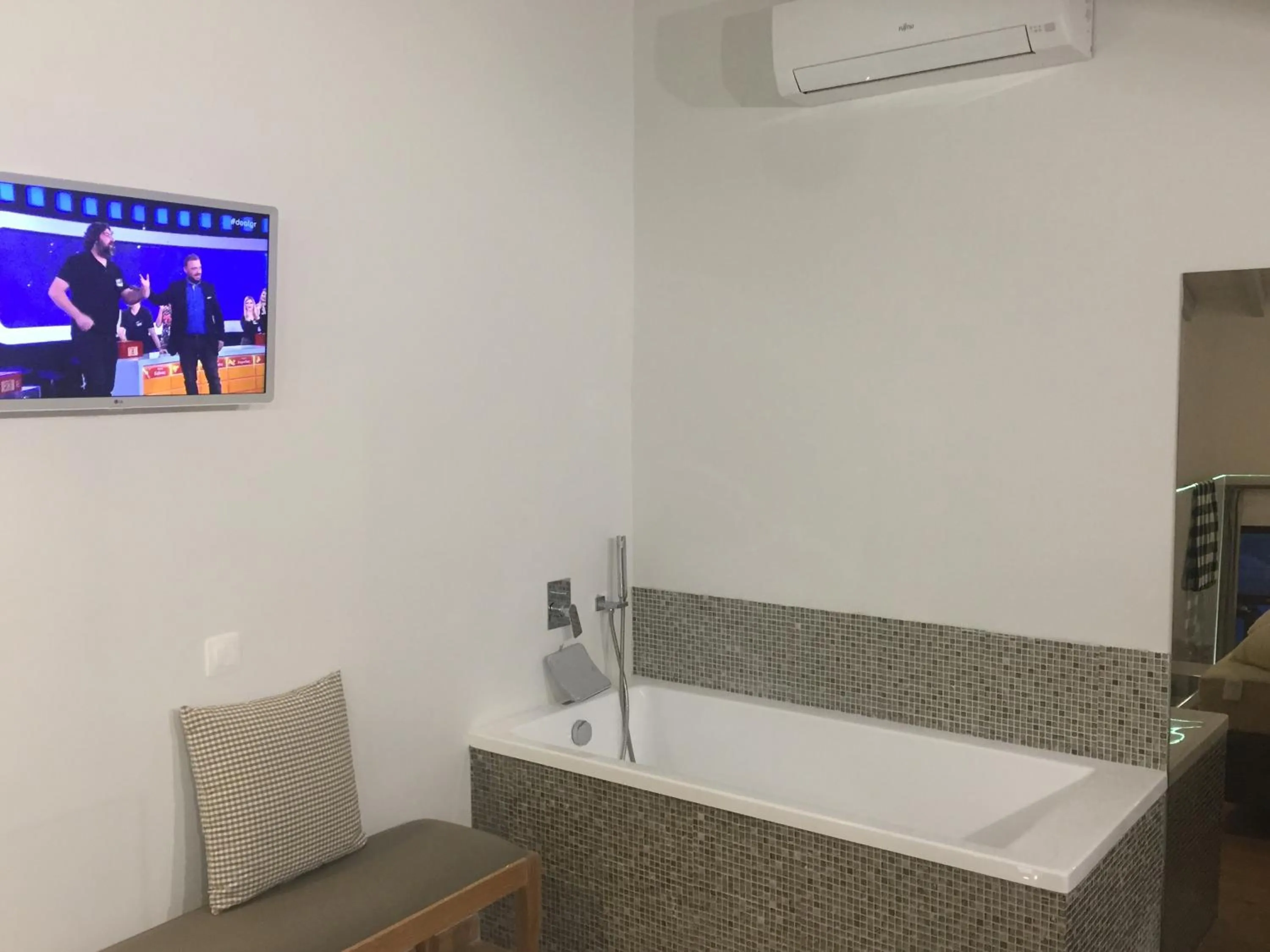 Hot Tub in Porto Enetiko Suites