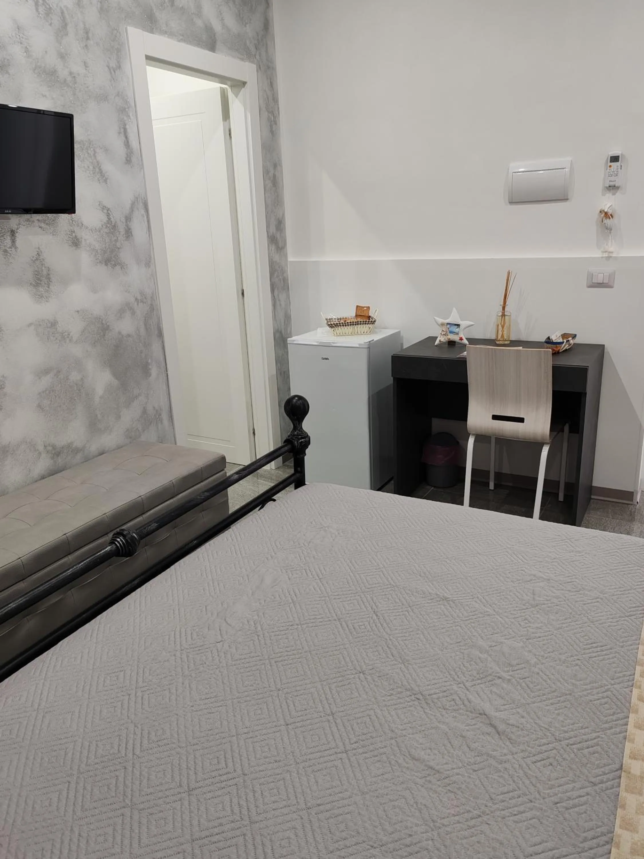 Photo of the whole room, Bed in Le Sirene