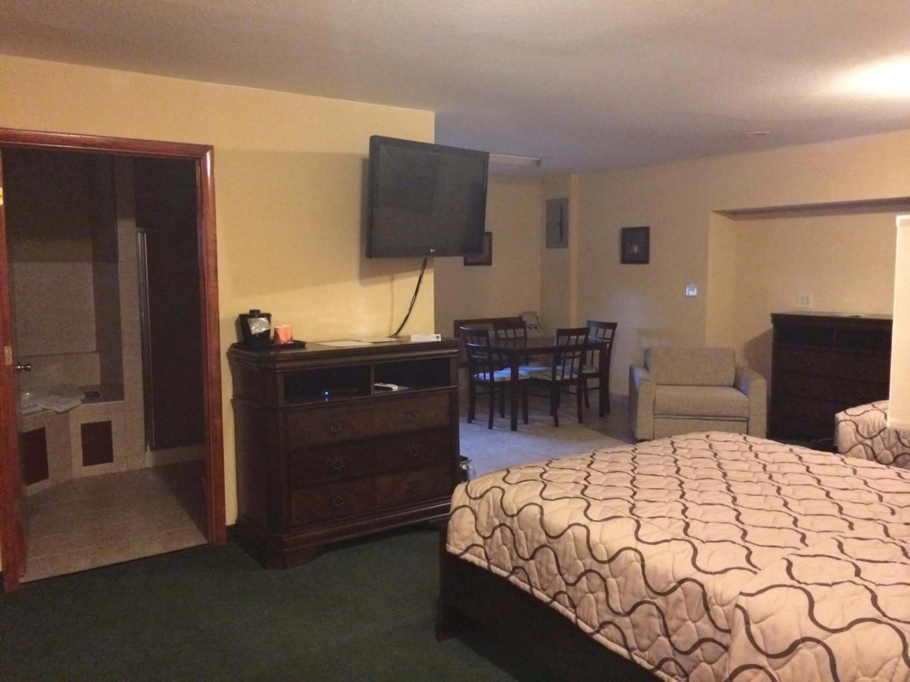 Shower, Bed in Pacer Inn & Suites Motel