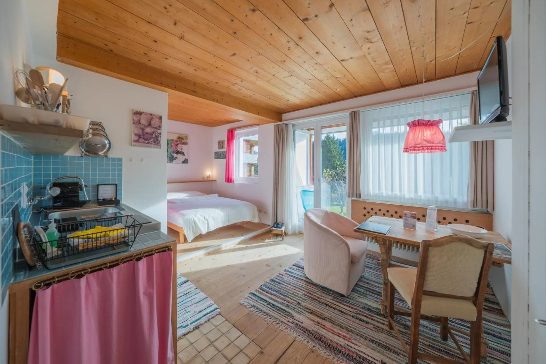 Living room, Bed in Hotel Haus am Waldrand