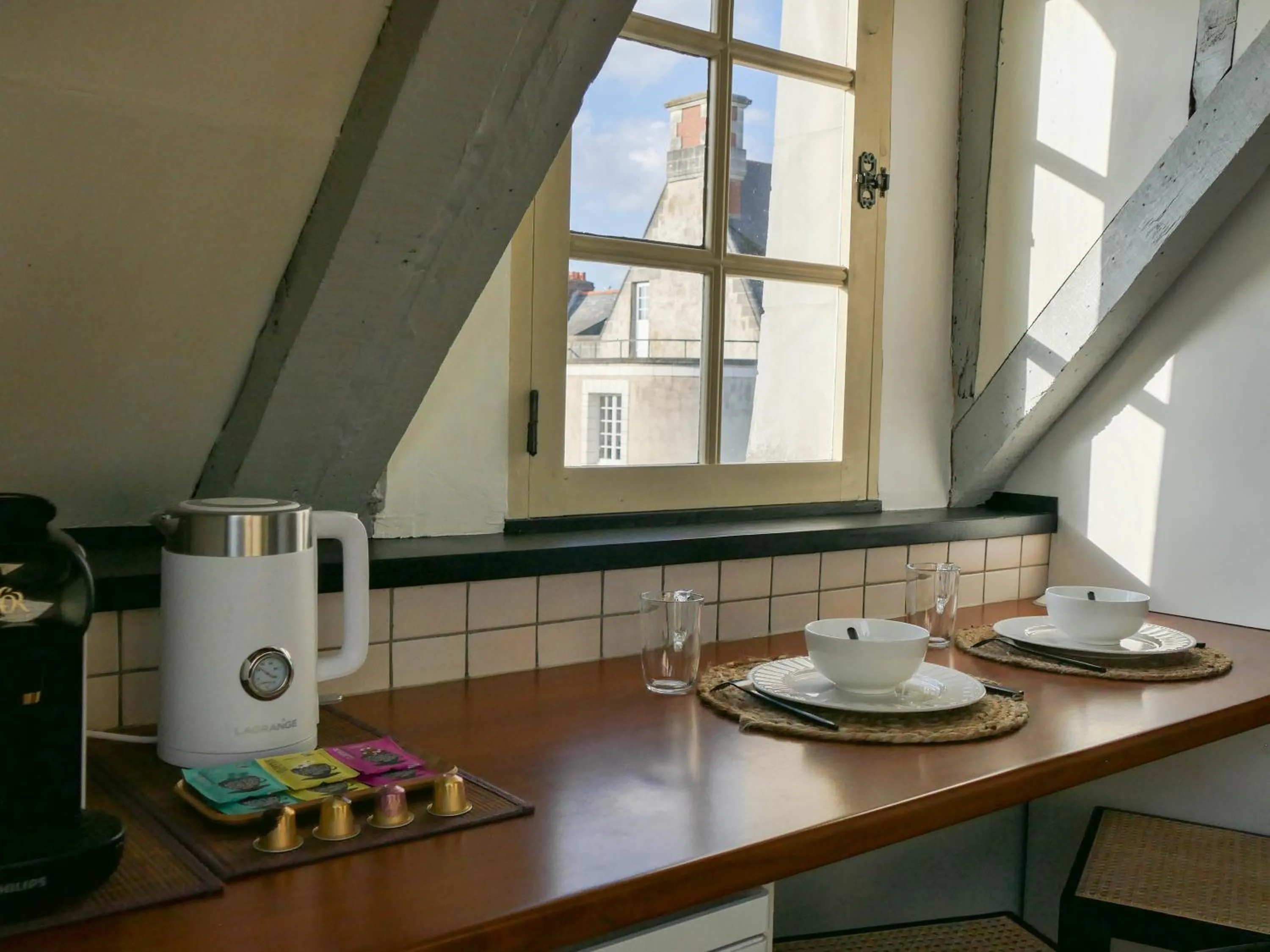 Coffee/tea facilities in Suite Toussaint - Calme & Authentique