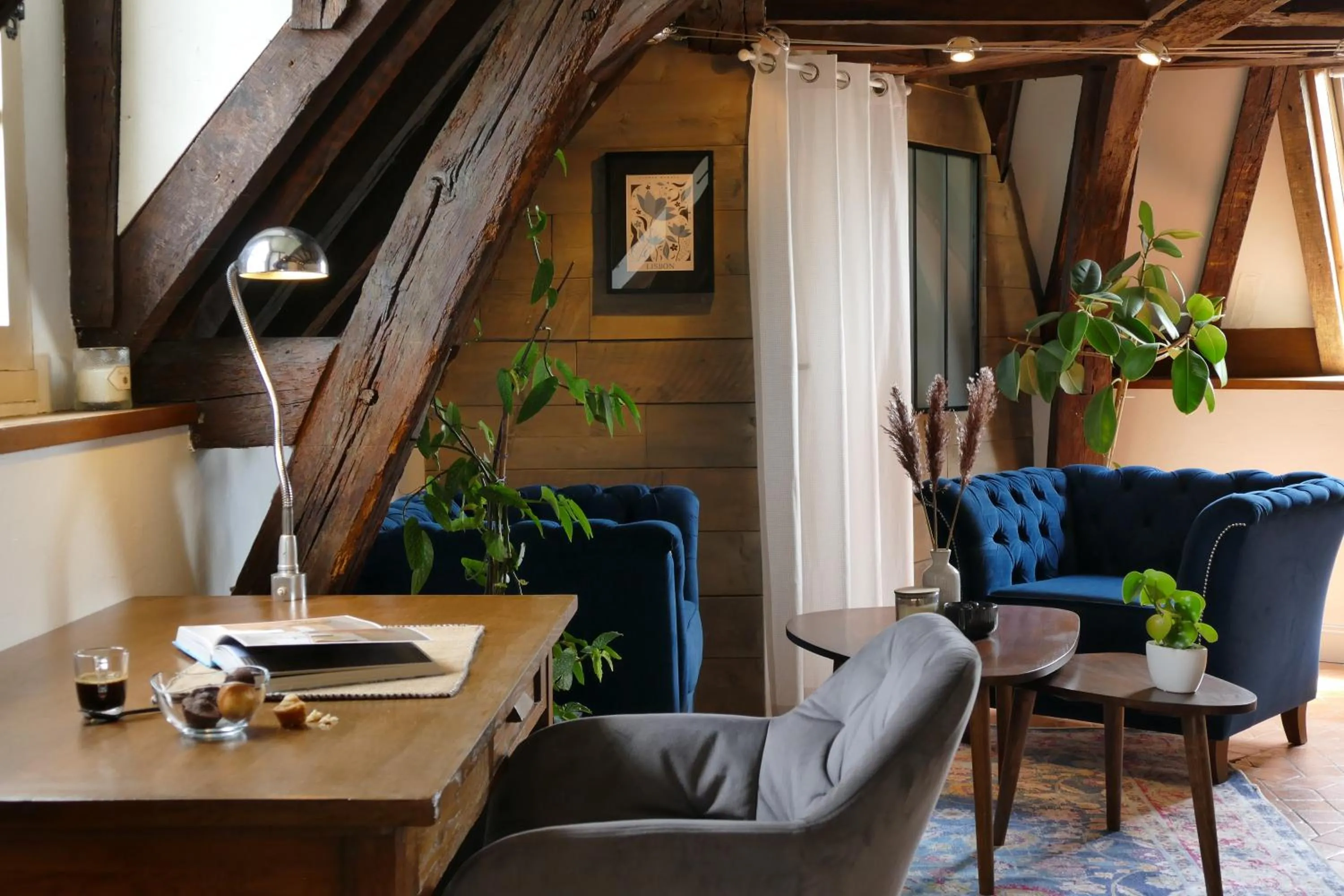 Seating area in Suite Toussaint - Calme & Authentique