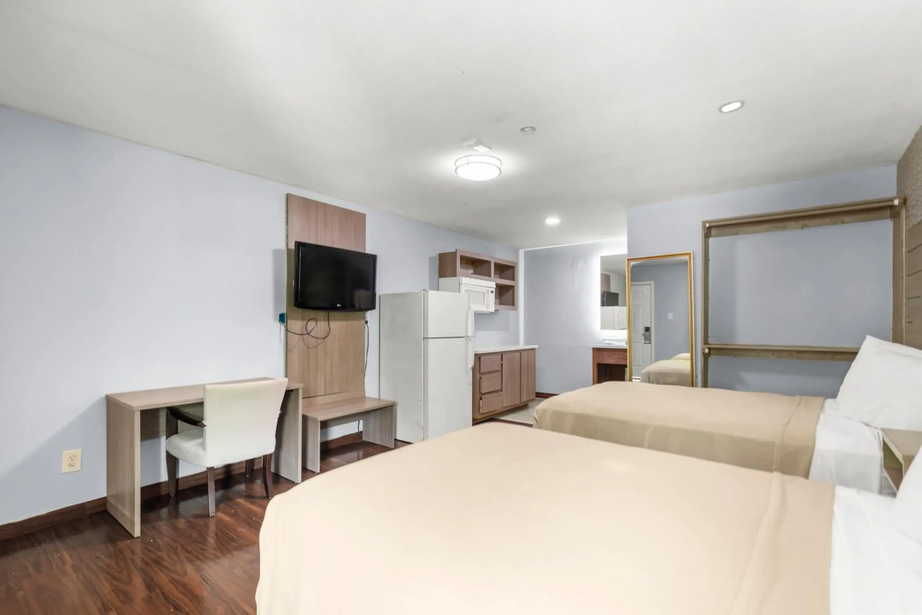 Bed in Travel Inn & Suites Bed in Travel Inn & Suites