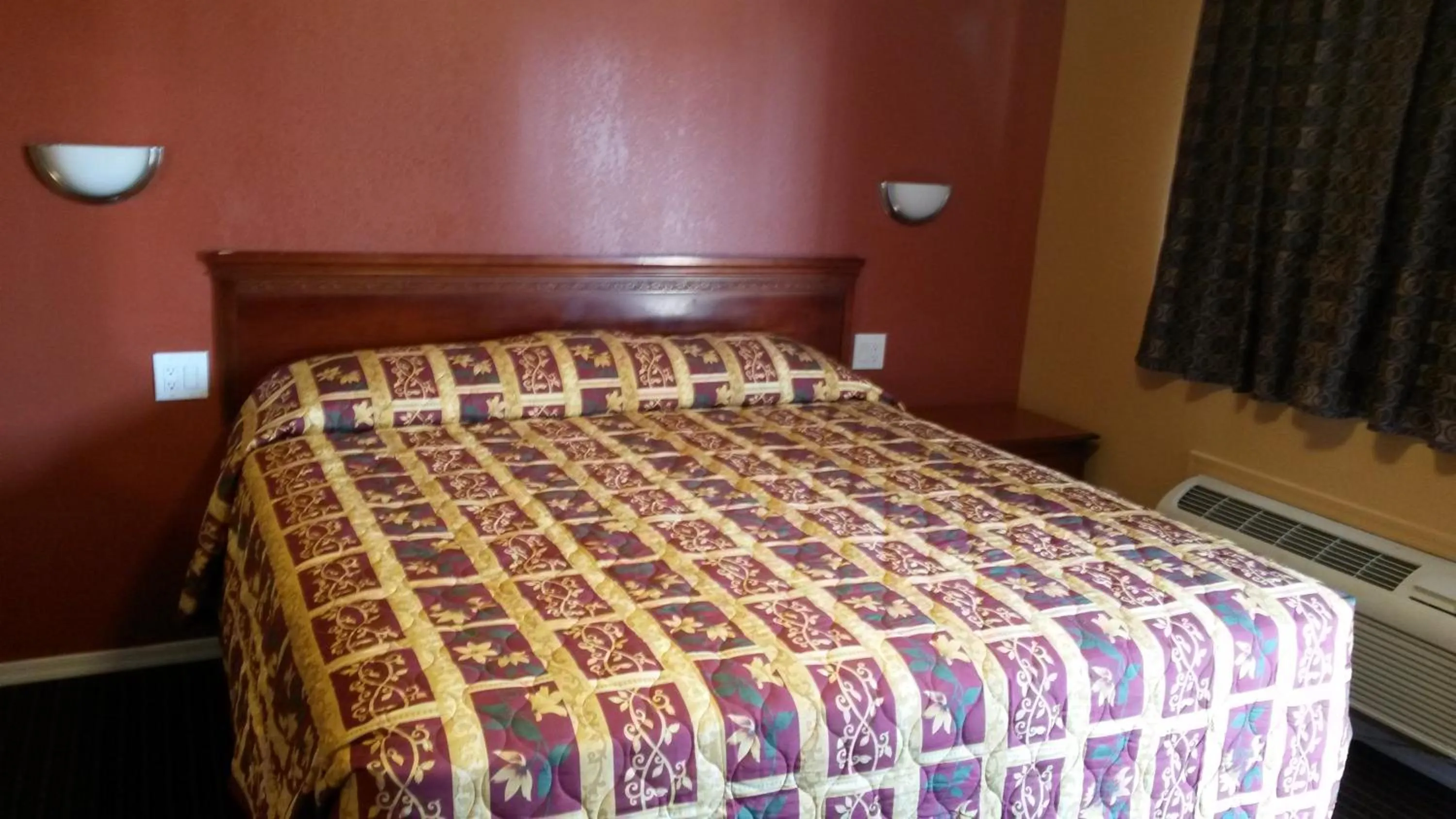 Bed in Two Palms Motel