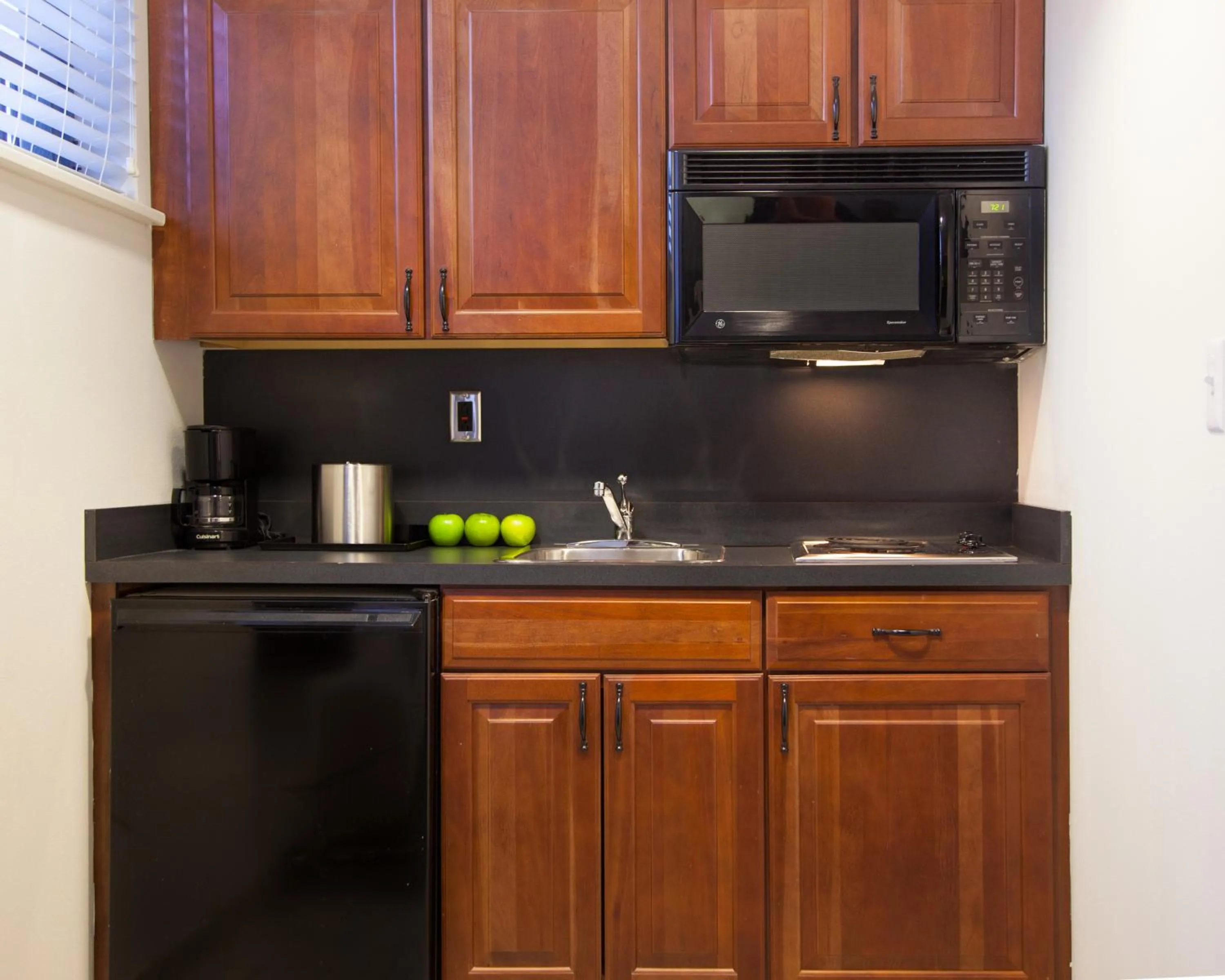 Kitchen or kitchenette in Federal City Inn & Suites