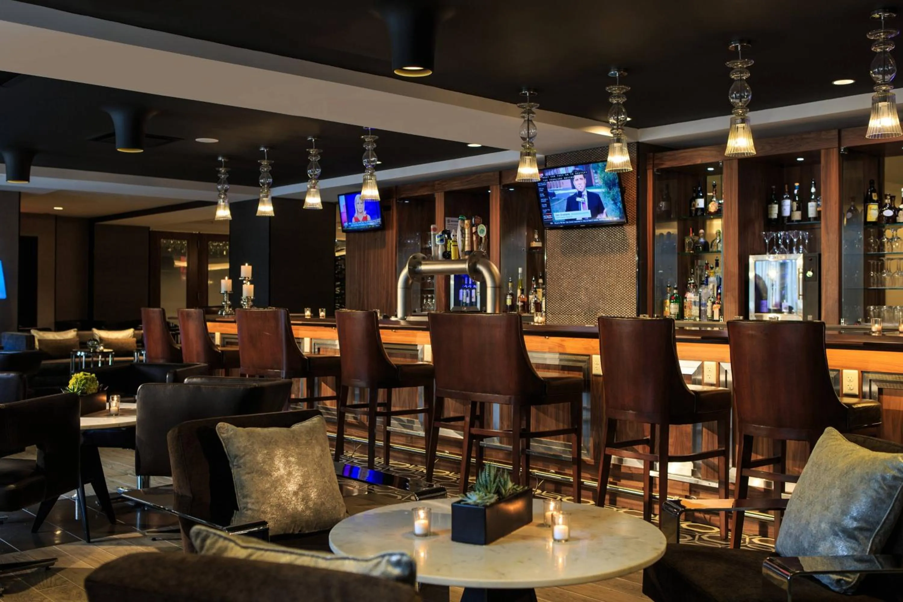 Lounge or bar in Renaissance Cincinnati Downtown Hotel