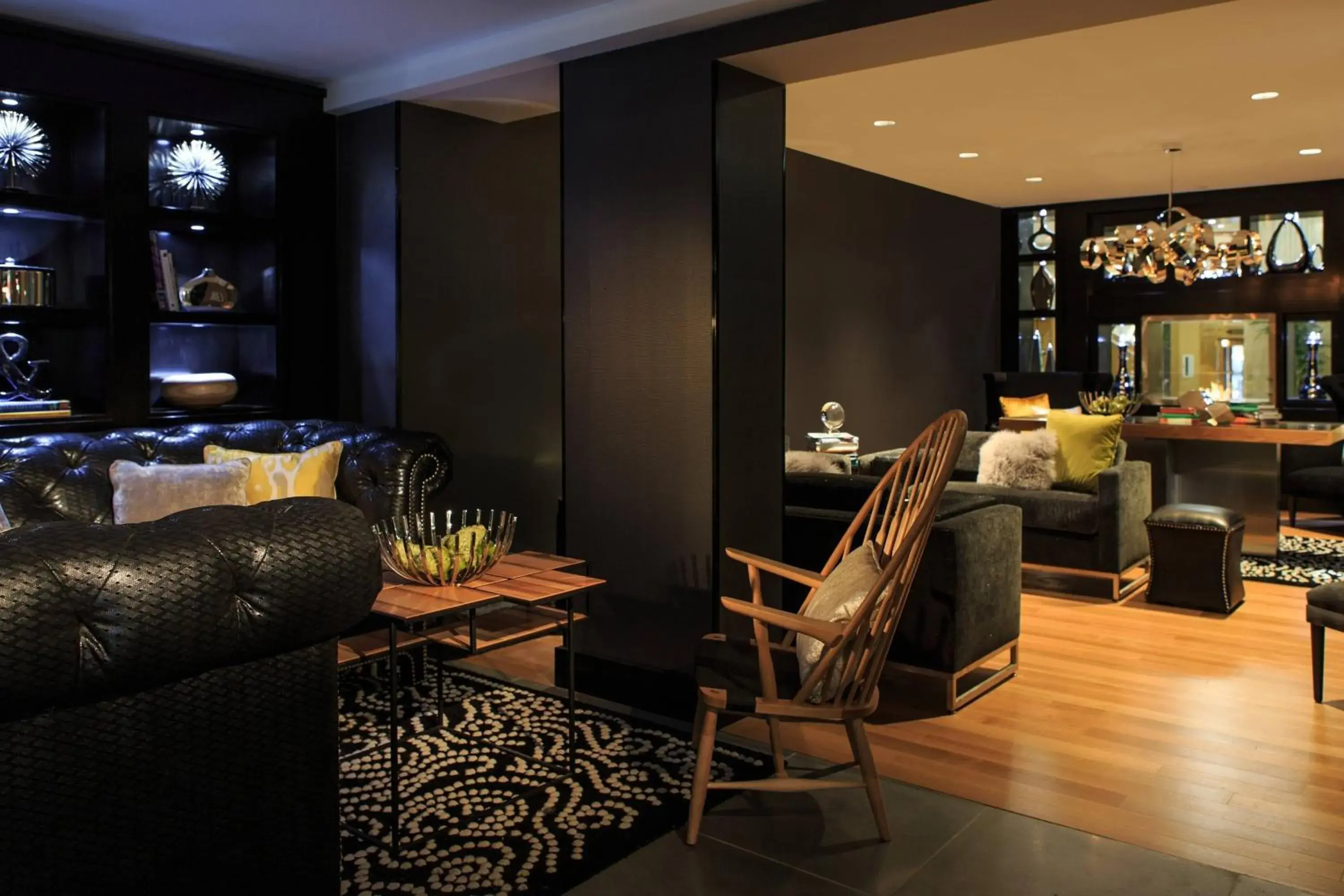 Lounge or bar in Renaissance Cincinnati Downtown Hotel Lounge or bar in Renaissance Cincinnati Downtown Hotel