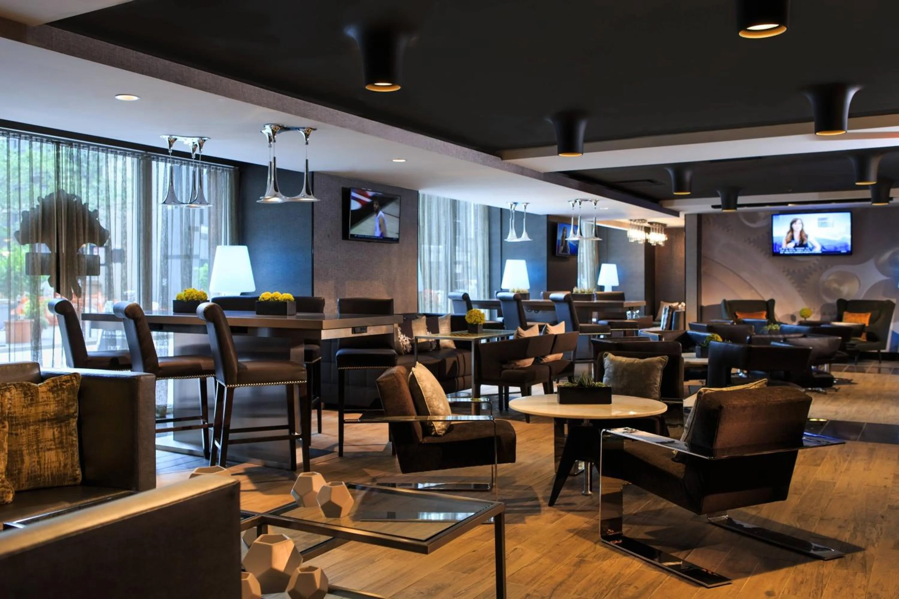 Lounge or bar in Renaissance Cincinnati Downtown Hotel