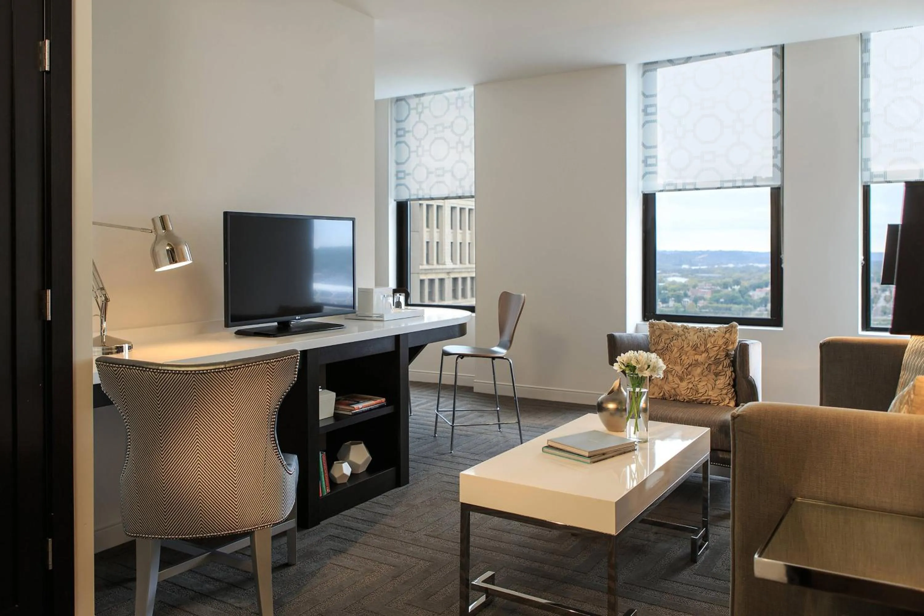 Living room in Renaissance Cincinnati Downtown Hotel