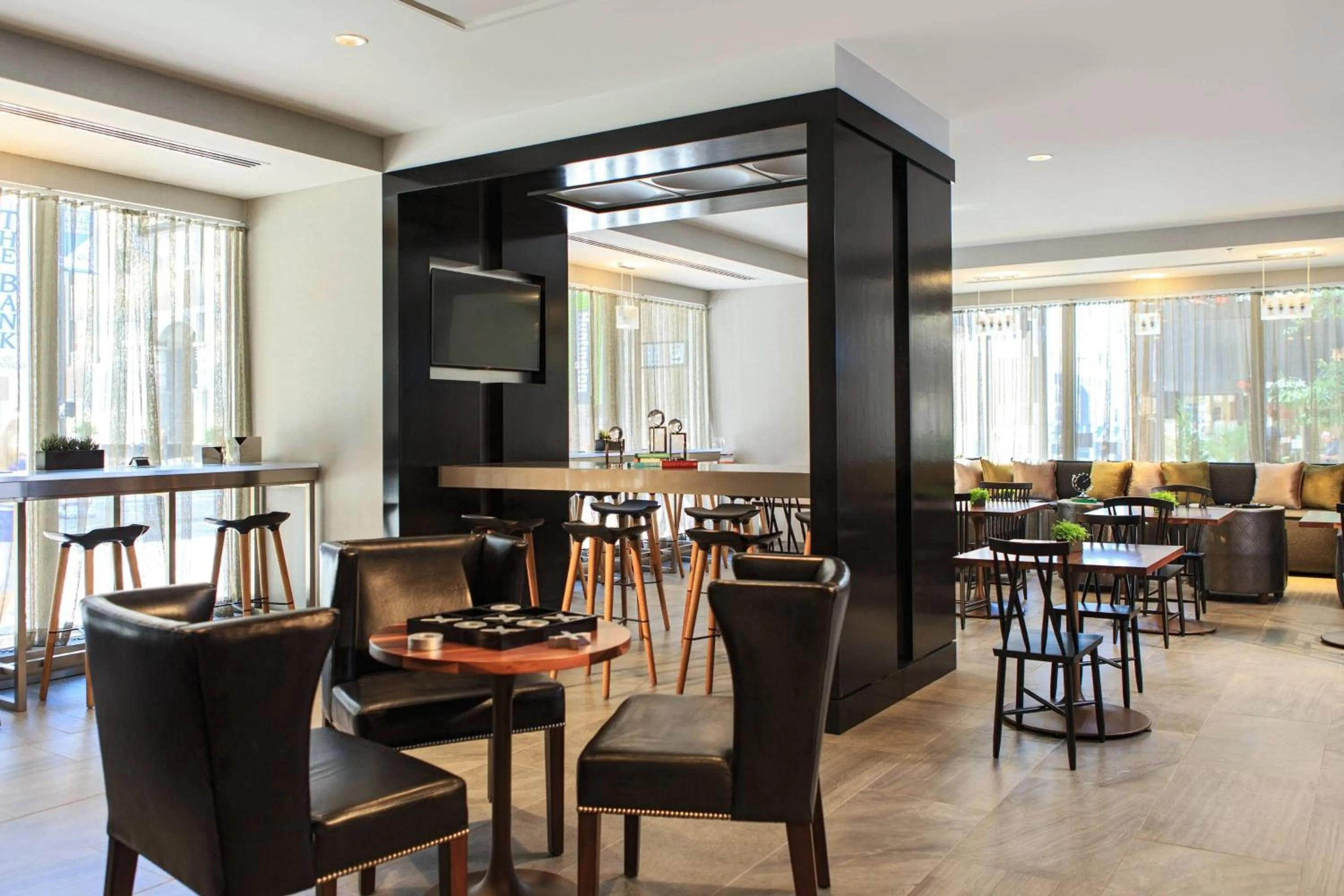 Lounge or bar in Renaissance Cincinnati Downtown Hotel