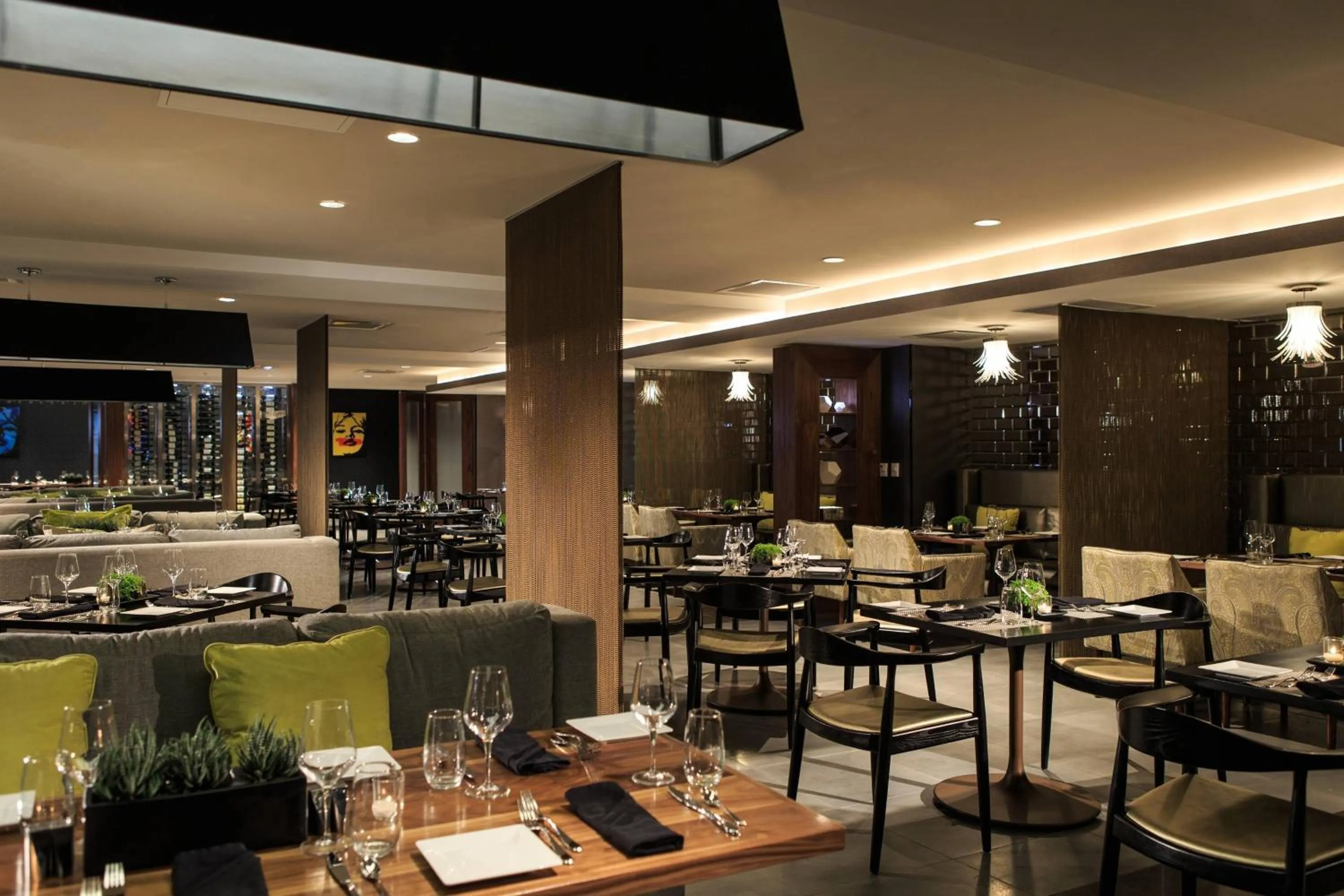 Restaurant/places to eat in Renaissance Cincinnati Downtown Hotel