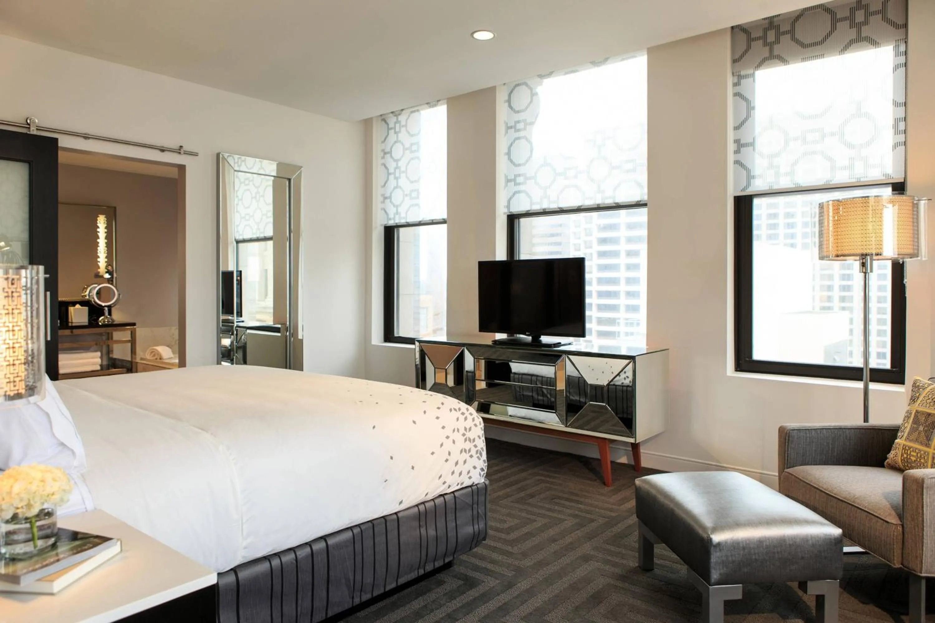 Photo of the whole room, Bed in Renaissance Cincinnati Downtown Hotel