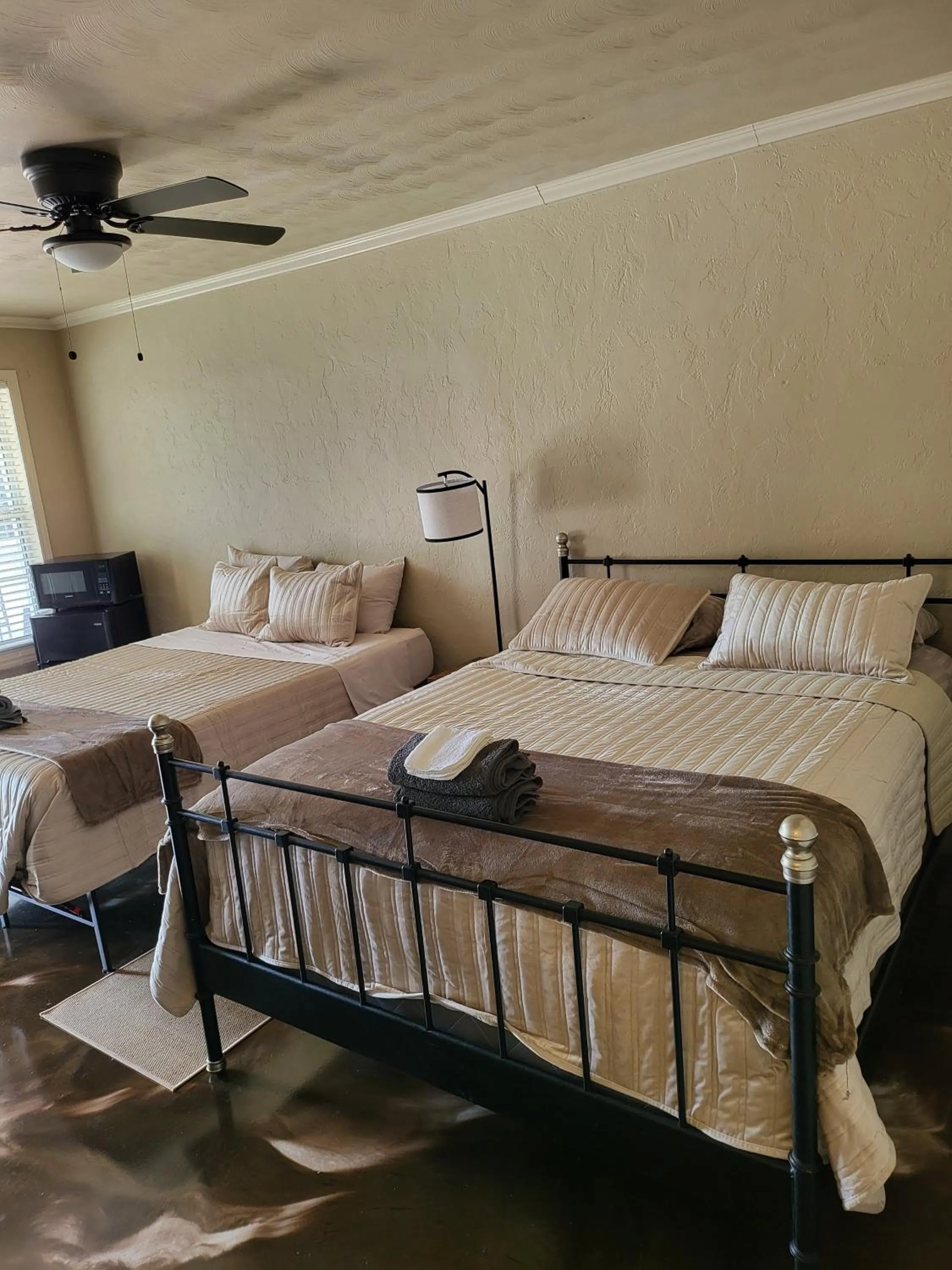 Bed in Shamrock Cove Inn