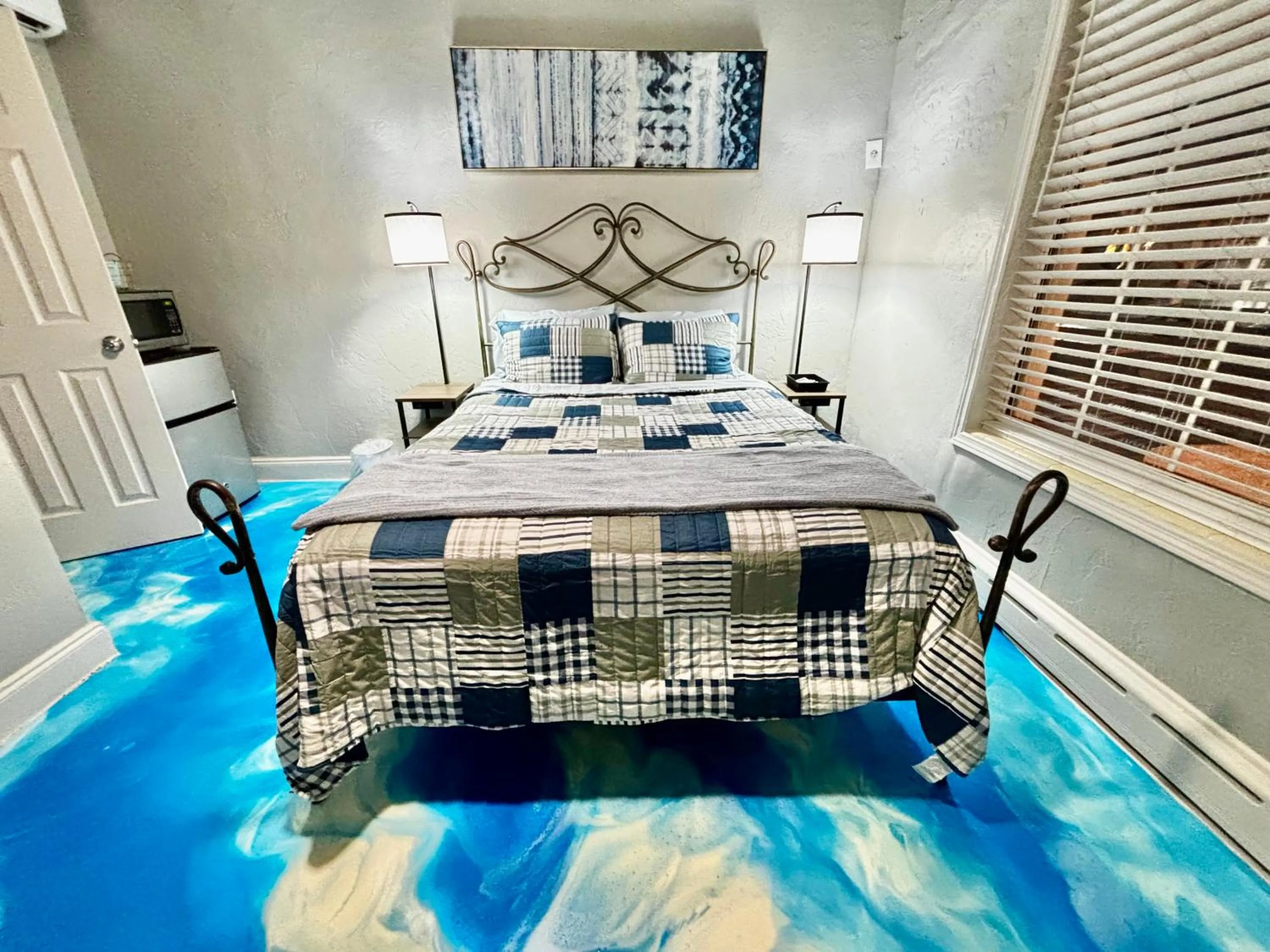 Bed in Shamrock Cove Inn