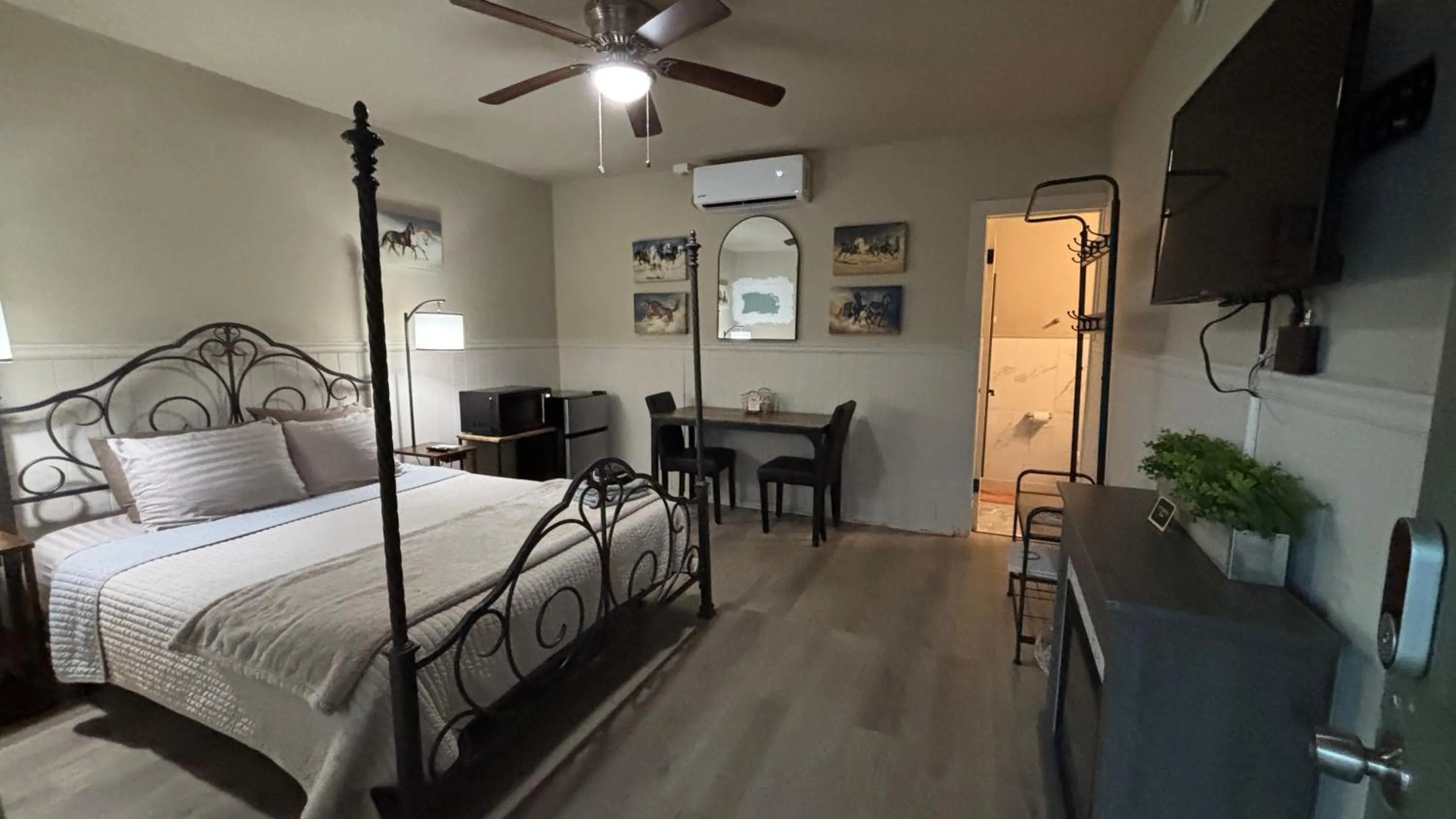 Bed in Shamrock Cove Inn