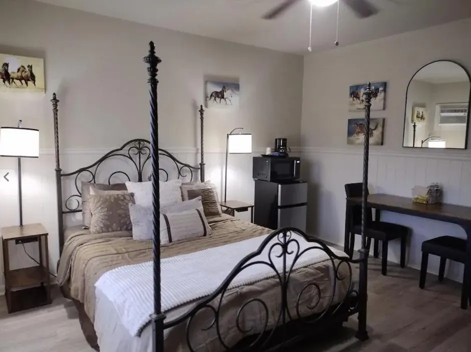 Bed in Shamrock Cove Inn Bed in Shamrock Cove Inn