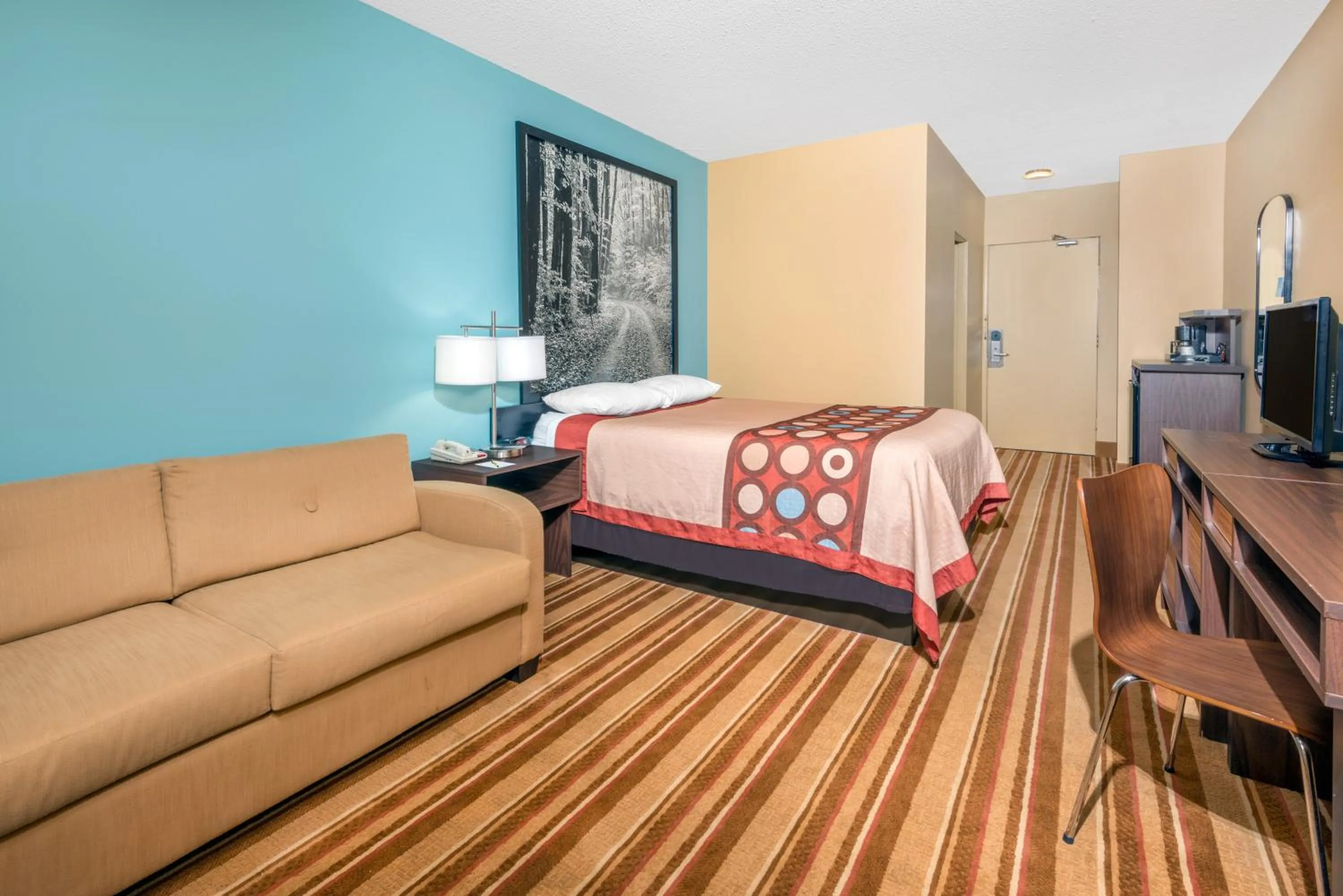 Photo of the whole room in Super 8 by Wyndham Thunder Bay