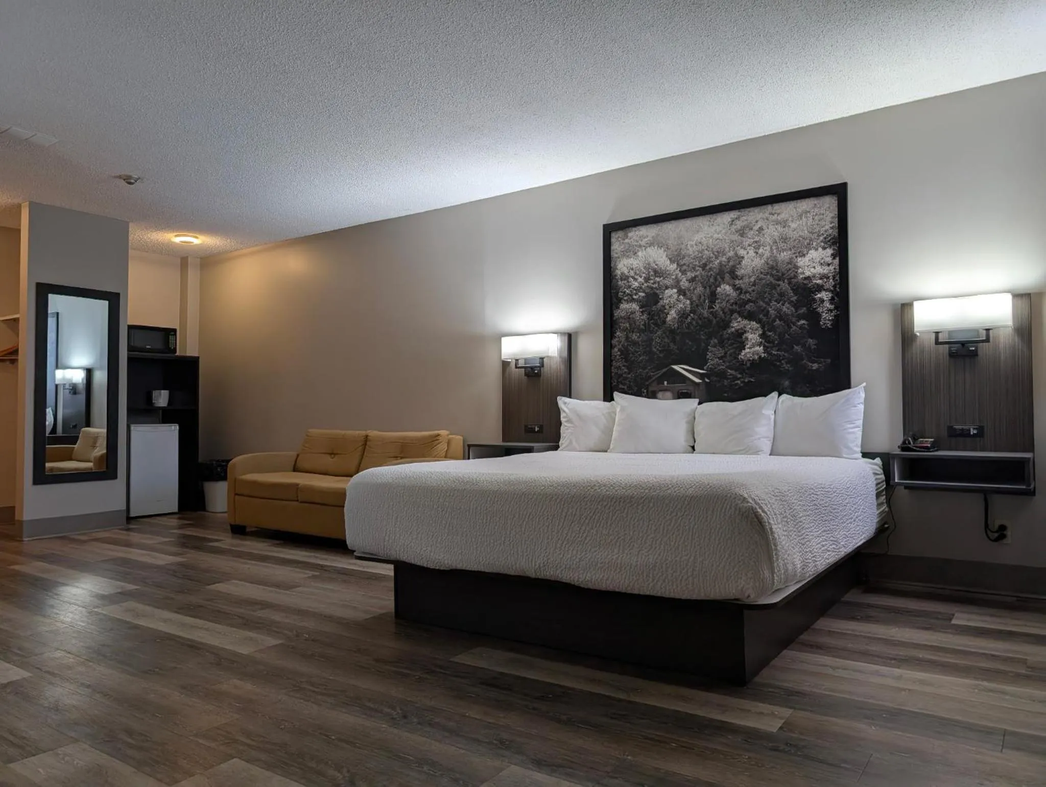 Photo of the whole room, Bed in Super 8 by Wyndham Thunder Bay