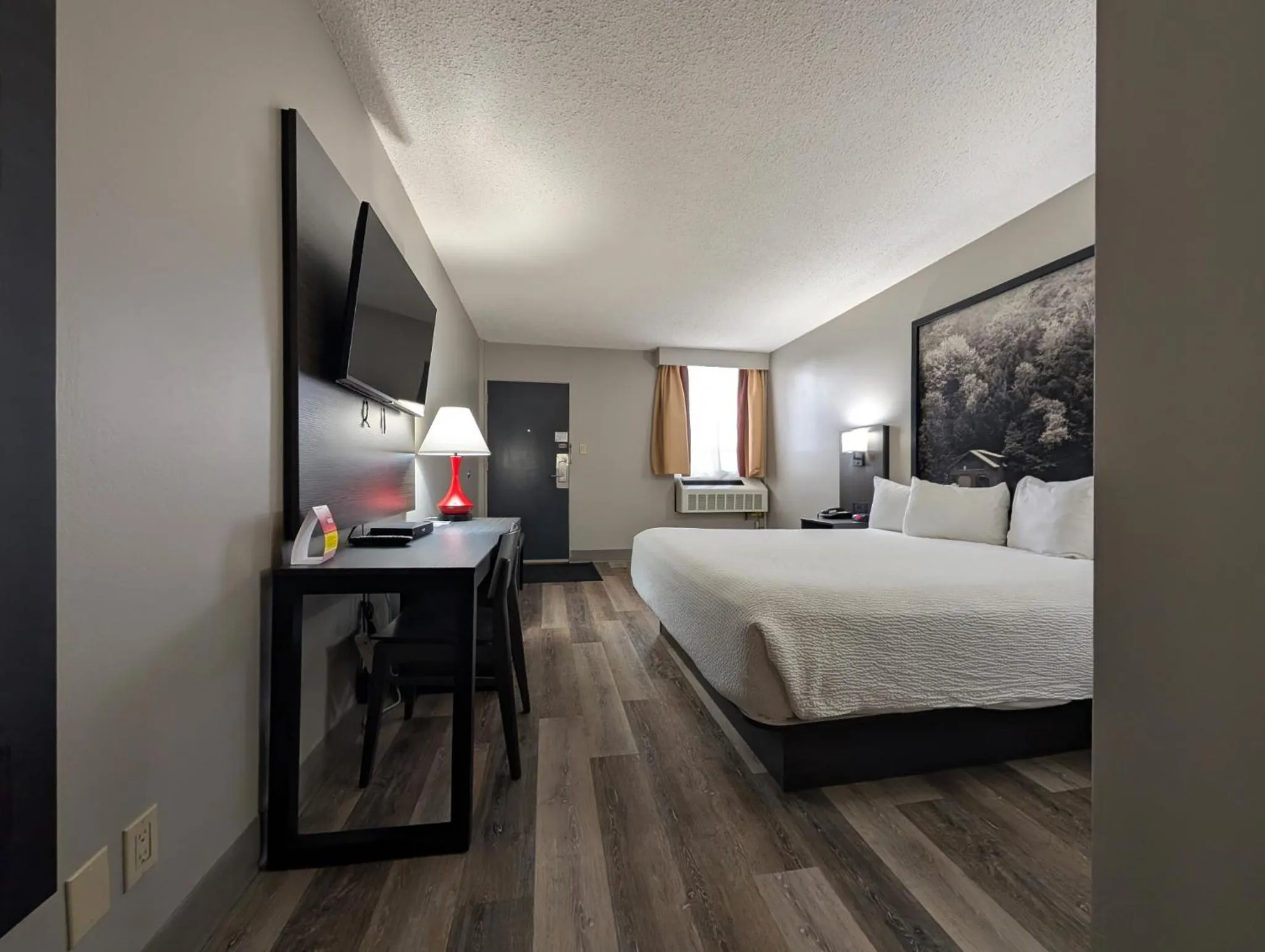 Photo of the whole room, Bed in Super 8 by Wyndham Thunder Bay