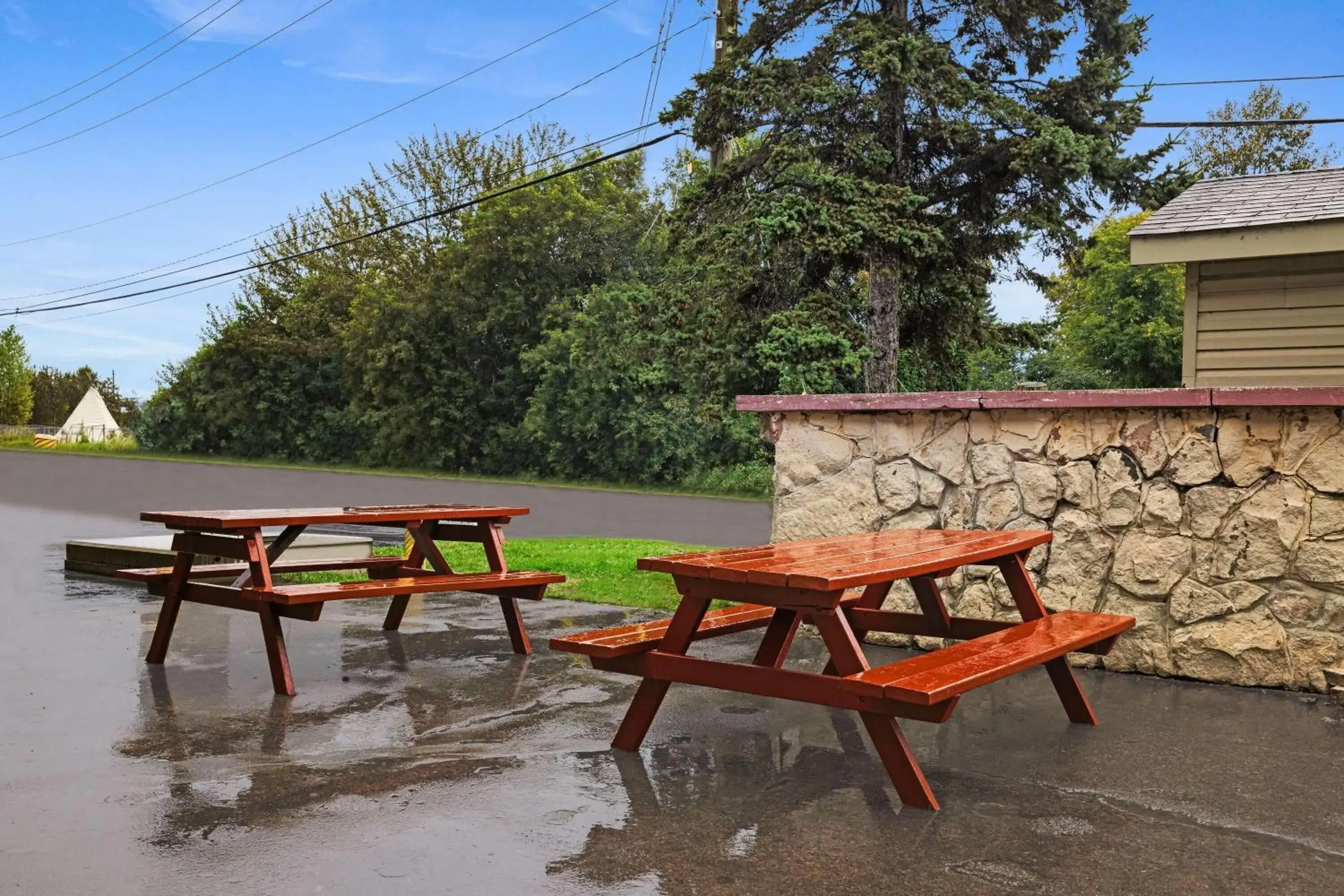 Inner courtyard view in Super 8 by Wyndham Thunder Bay Inner courtyard view in Super 8 by Wyndham Thunder Bay